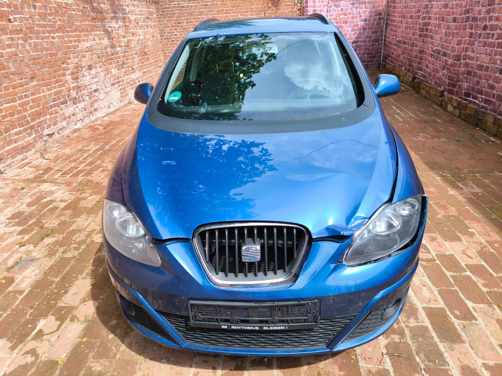 Beschädigter blauer Seat Leon nach Frontunfall bereit zum Verkaufen in Offenbach am Main