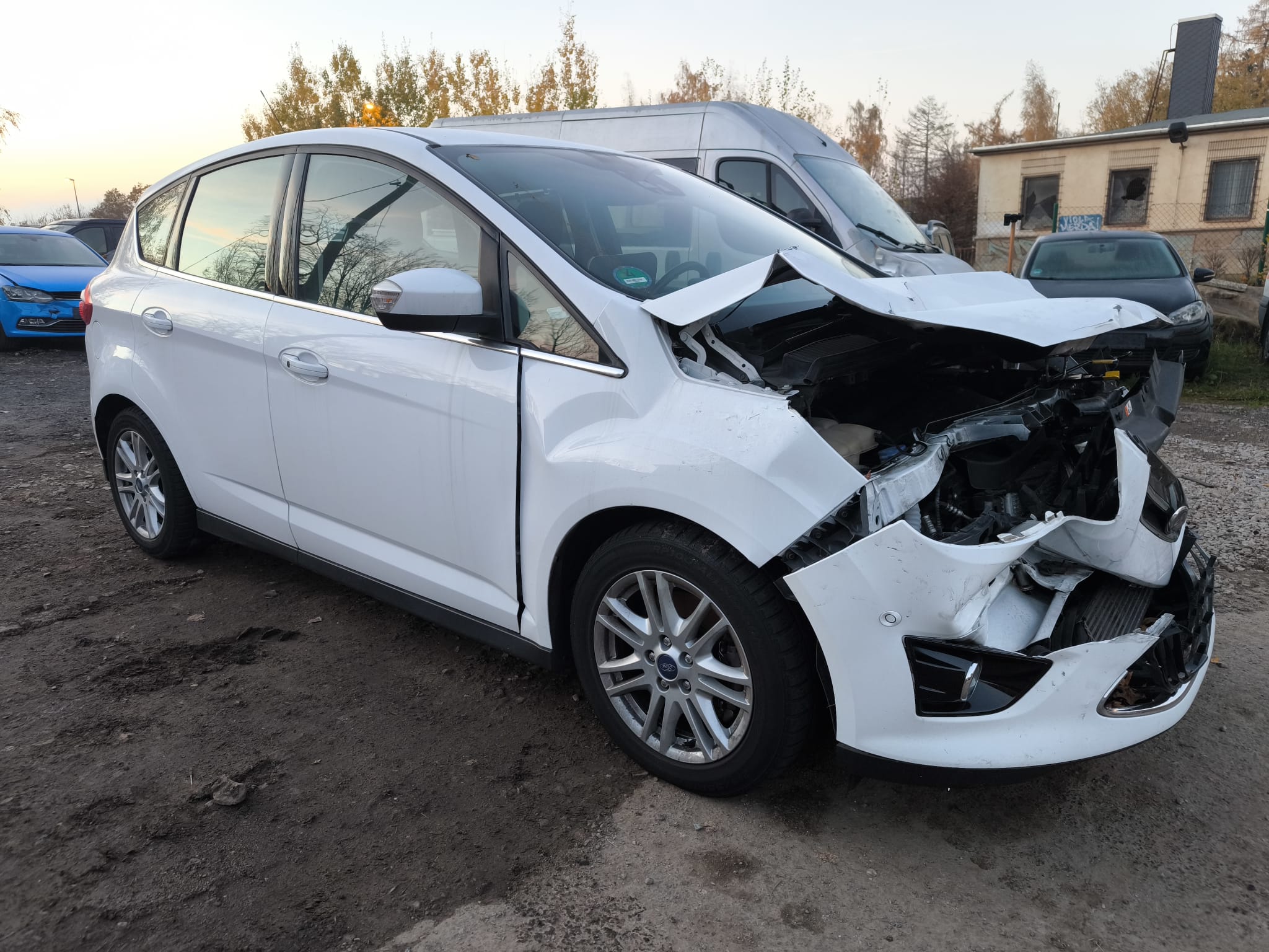 Ford Unfallwagen mit schwer beschädigter Front nach Unfall in Offenburg verkaufen