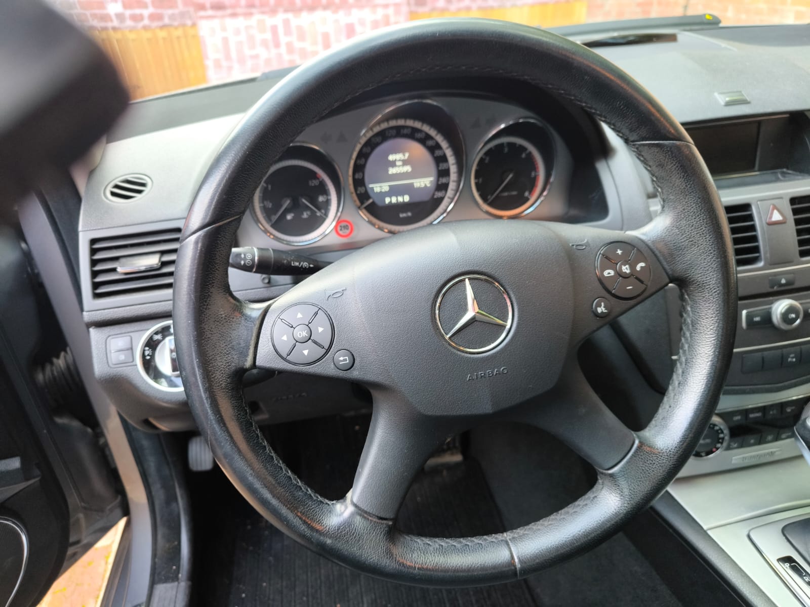 Innenraum einer Mercedes C-Klasse mit Lenkrad und Armaturenbrett als Beispiel für marktgerechte Fahrzeugbewertung in Offenburg verkaufen