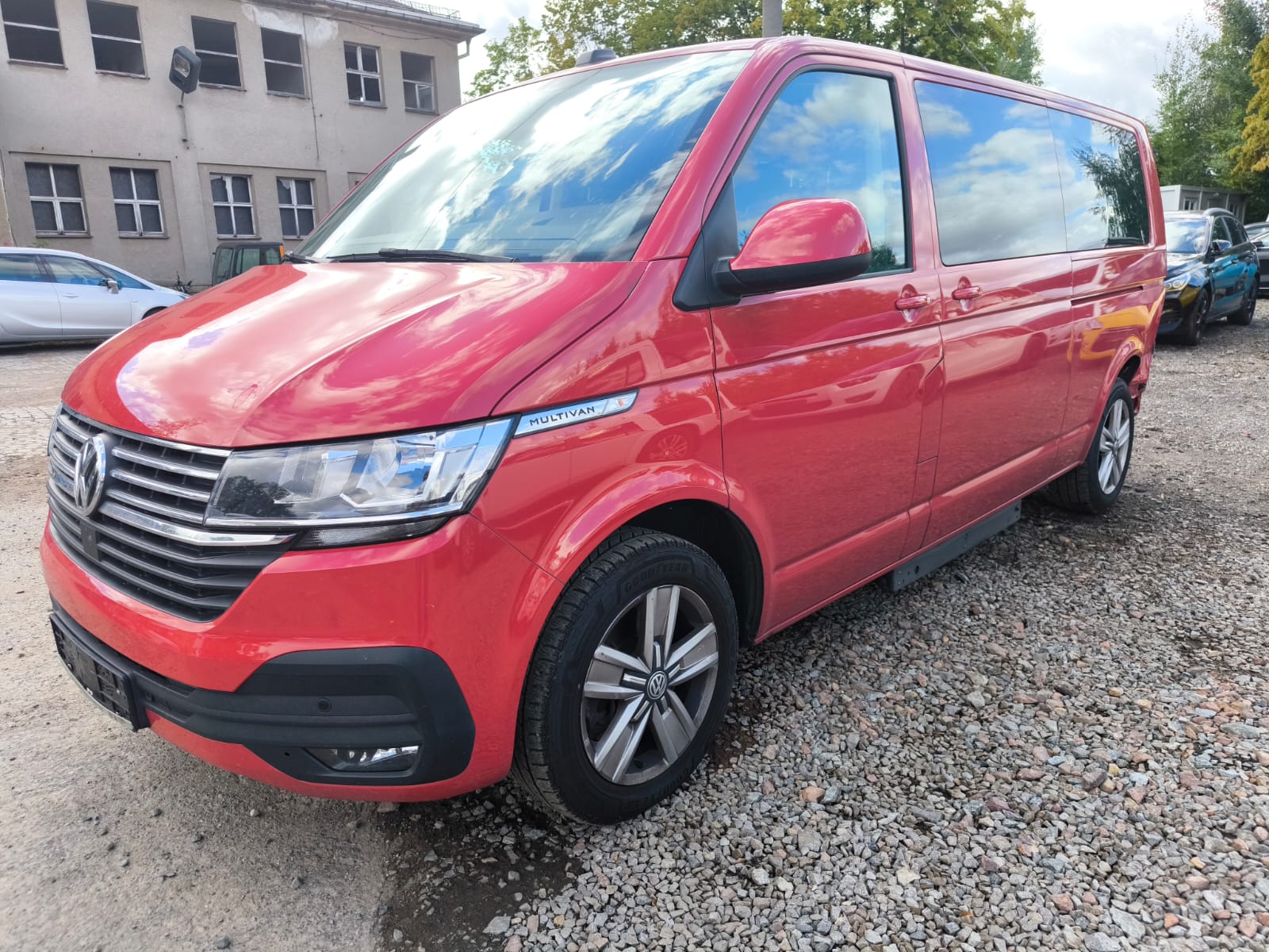 Roter VW Multivan mit Motorschaden in Oranienburg verkaufen