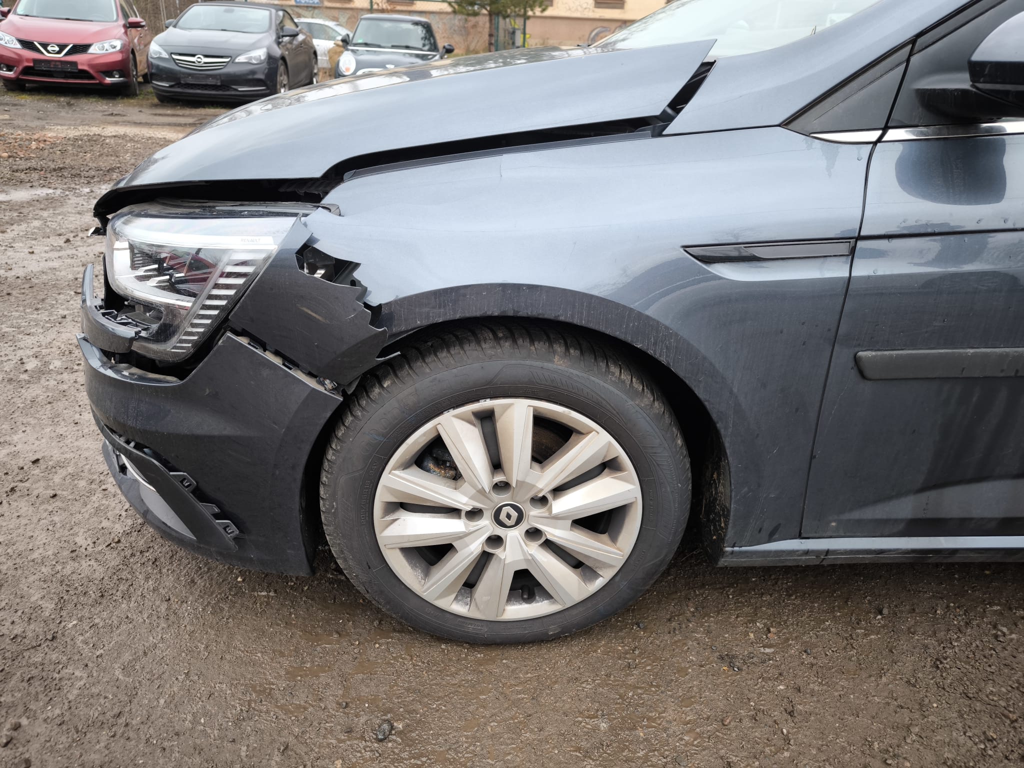 Beschädigter Renault mit starkem Frontschaden nach Unfall in Oranienburg zum Verkaufen an Unfallwagen-Händler