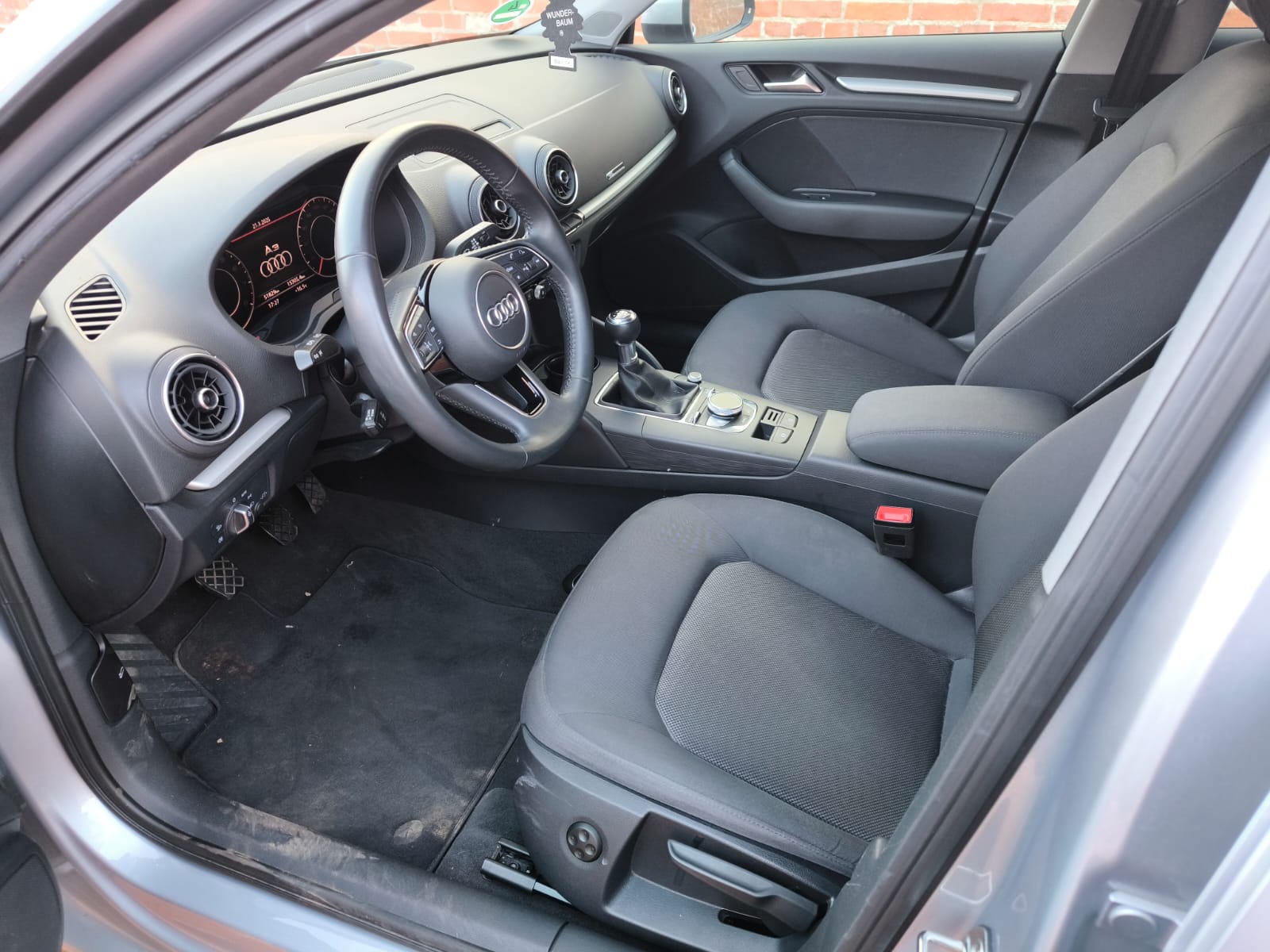 Audi A3 Innenraum in Osnabrück fotografiert um das bereits verkaufte Auto mit Motorschaden oder Unfallschaden digital zu beschreiben und online zu verkaufen