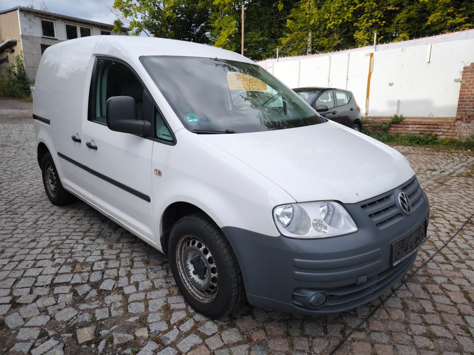 Weißer VW Caddy Kleintransporter ohne Kennzeichen auf Hof, bereits verkauft in Osnabrück
