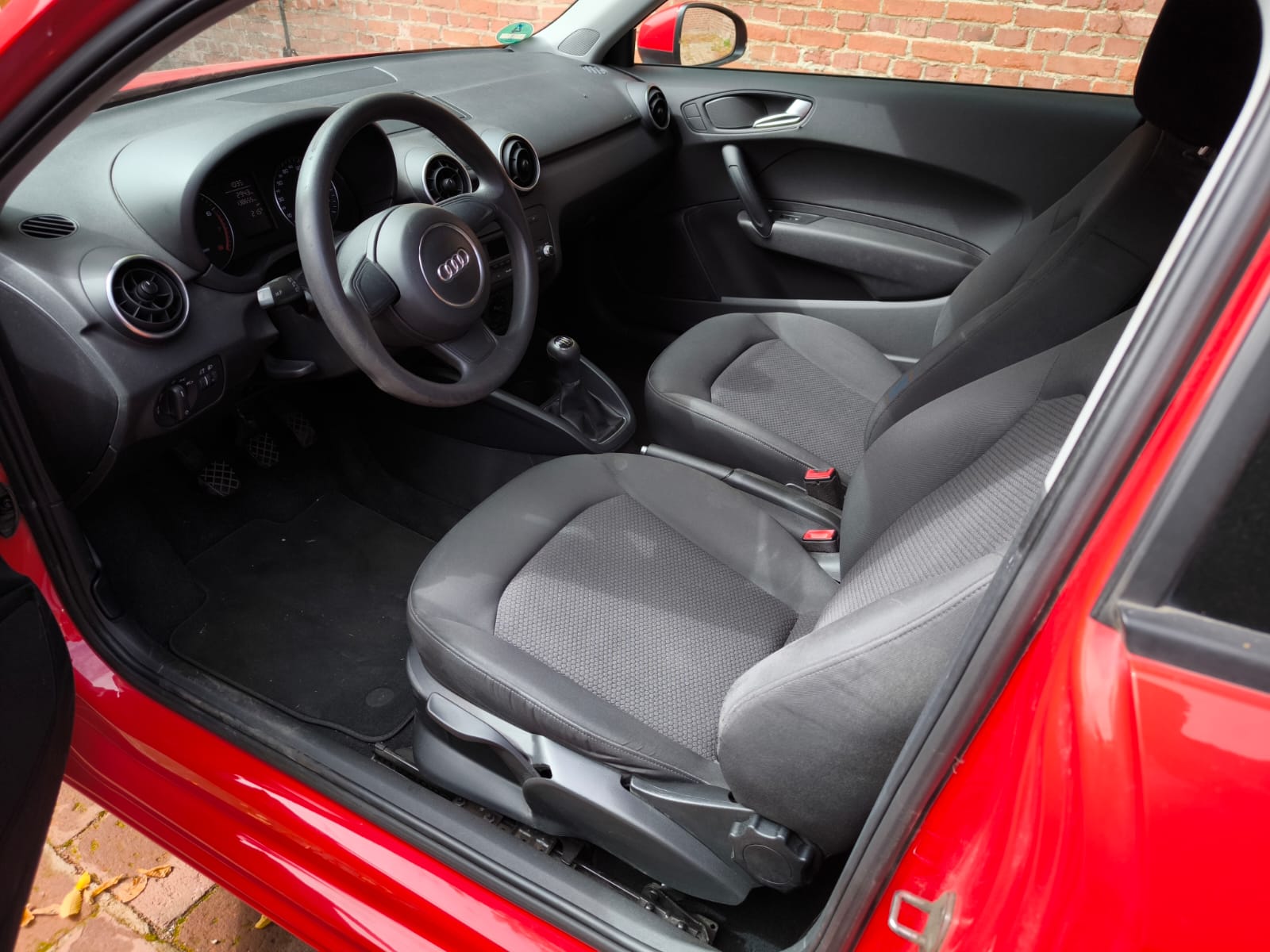 Audi A3 Innenraum in Rot für realistische Fahrzeugbewertung und Autoverkauf in Ostfildern