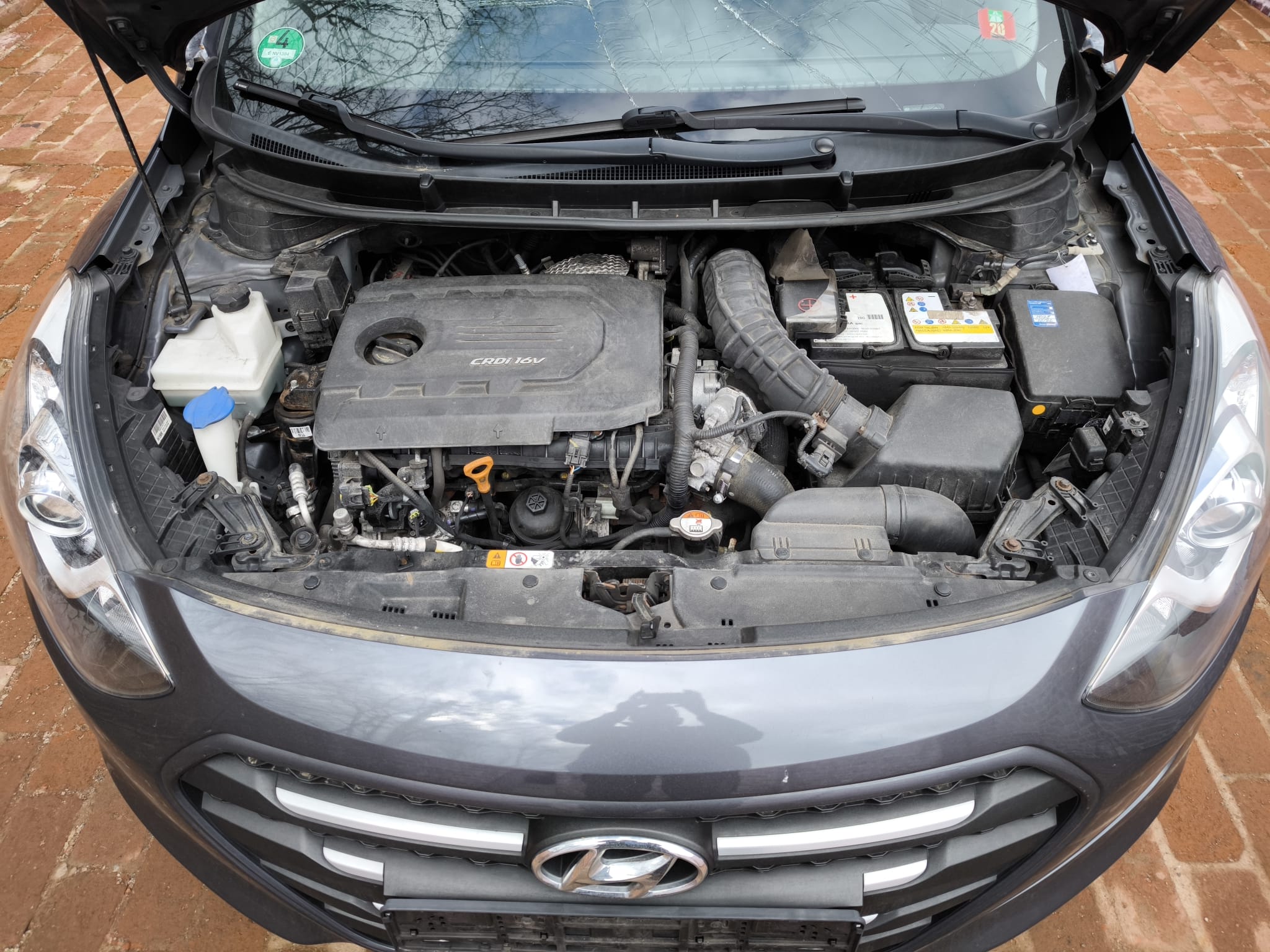 Hyundai CRDi mit geöffnetem Motorraum nach Getriebeschaden in Papenburg sicher verkaufen
