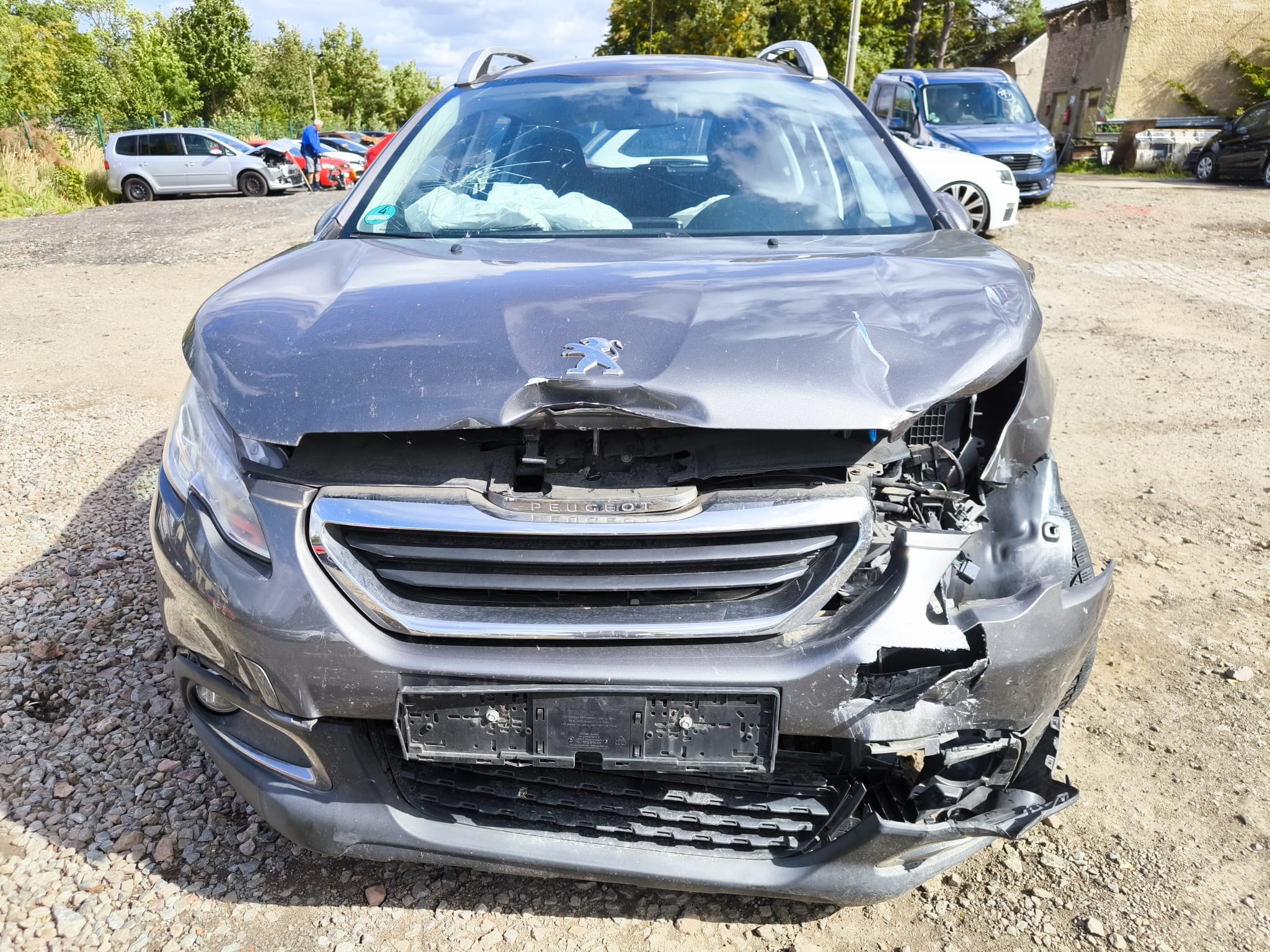 Peugeot Unfallwagen mit starkem Frontschaden nach Verkehrsunfall in Papenburg verkaufen