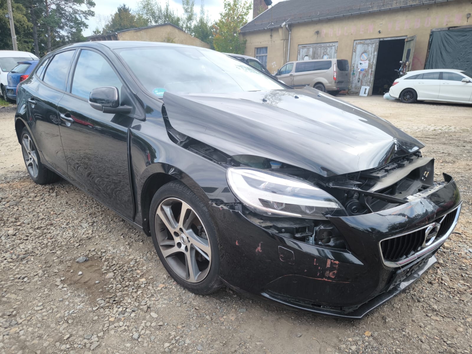 Schwarzen Volvo V40 mit Frontschaden in Papenburg verkaufen als Unfallwagen