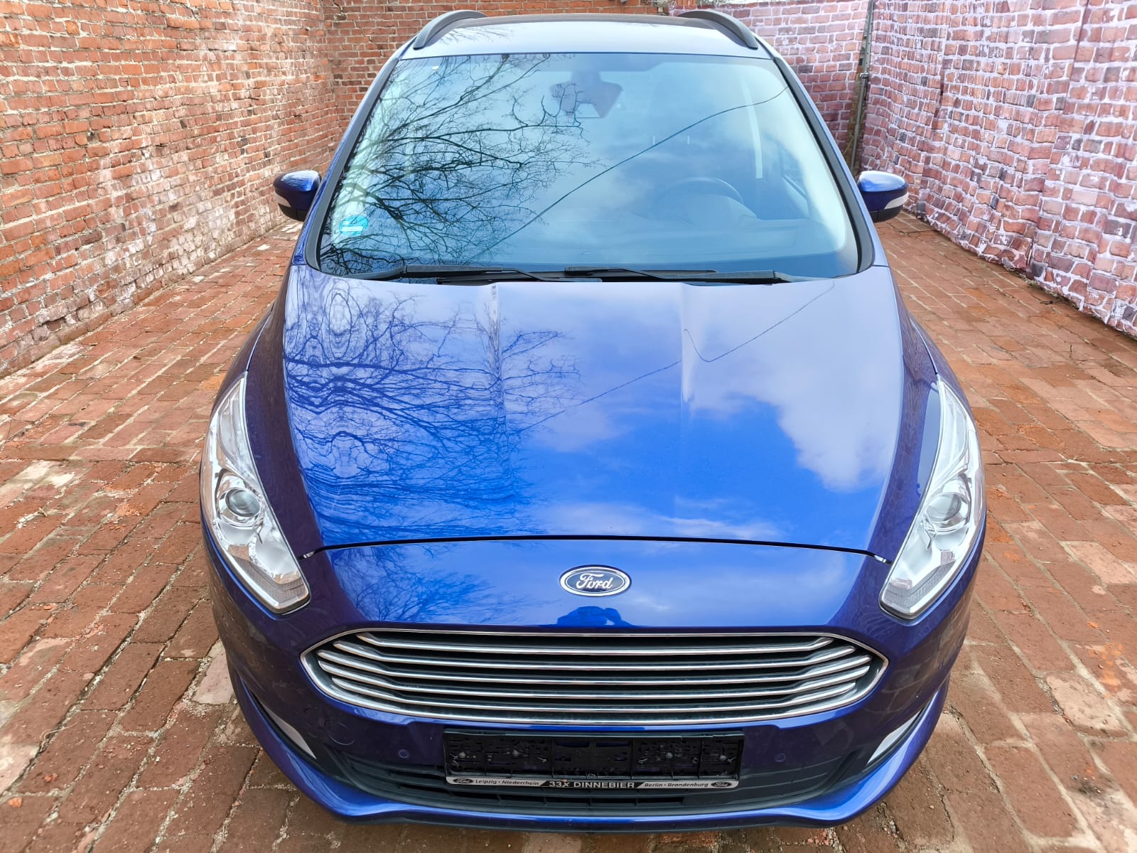 Blauer Ford Kompaktvan mit Motorschaden in Peine nach Verkauf an Autoankäufer