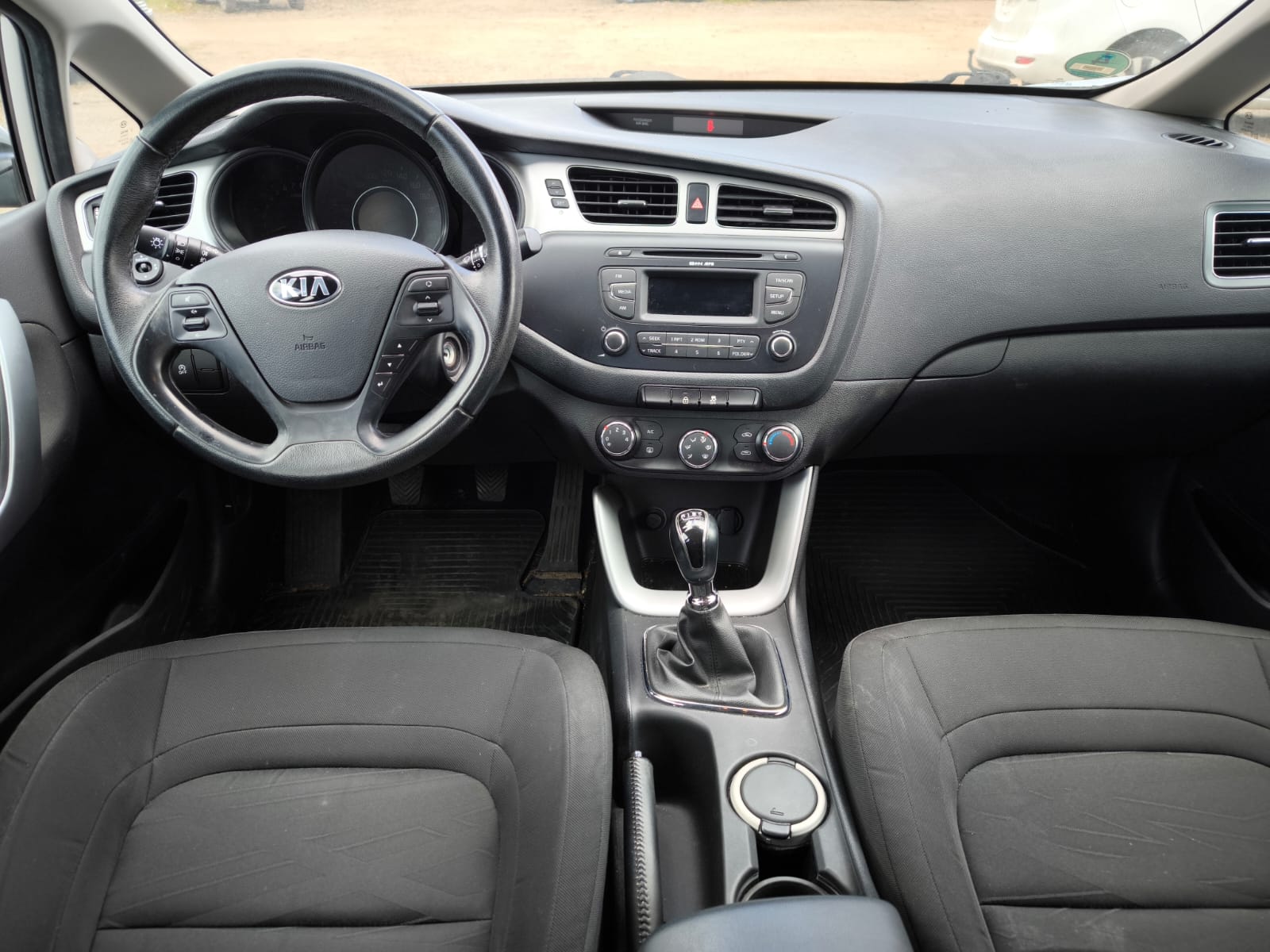 Kia Cee’d Innenraum nach Verkauf mit Blick auf Cockpit und Armaturen für Fahrzeugbewertung in Peine