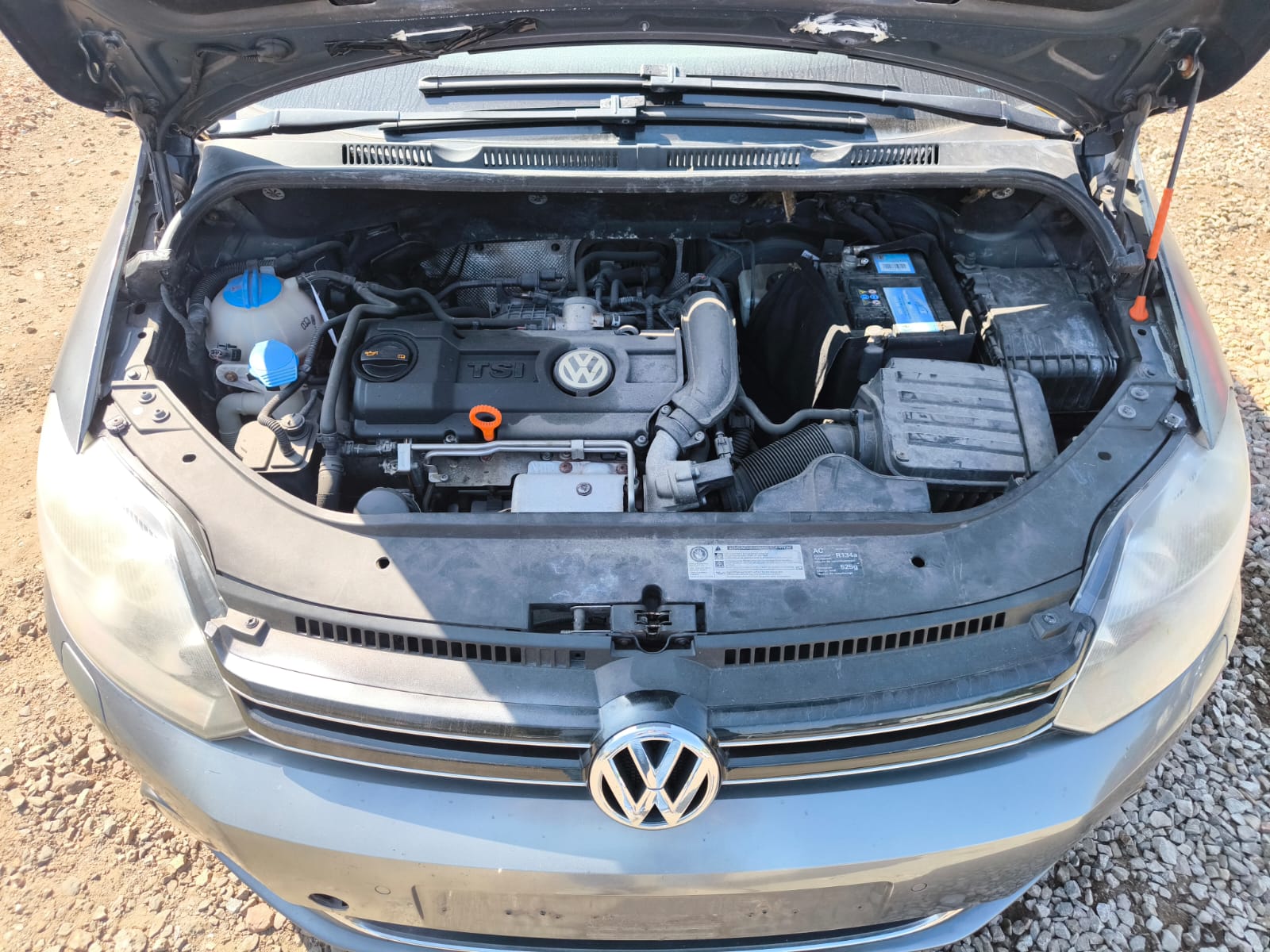 VW Golf TSI mit Motorschaden im geöffneten Motorraum in Pforzheim verkaufen