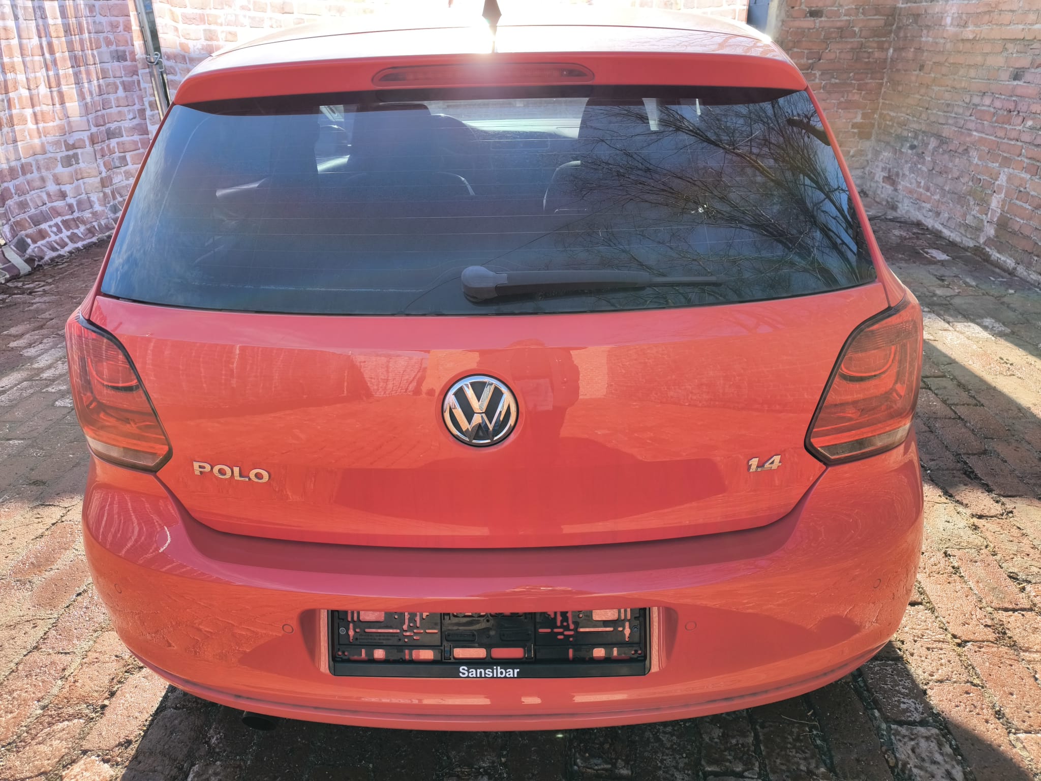 Roter VW Polo 1.4 von hinten zur digitalen Fahrzeubewertung in Pforzheim verkaufen