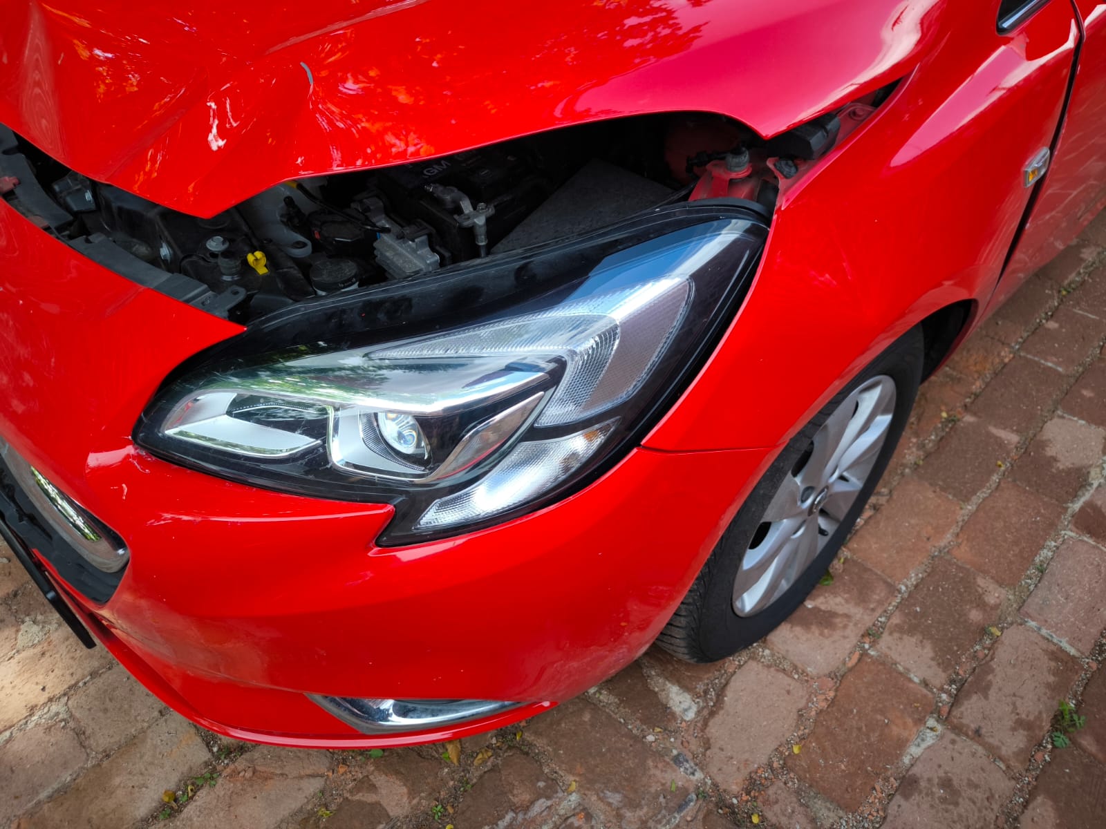 Roter Opel Corsa mit Frontschaden nach Unfall für Auto verkaufen in Pinneberg