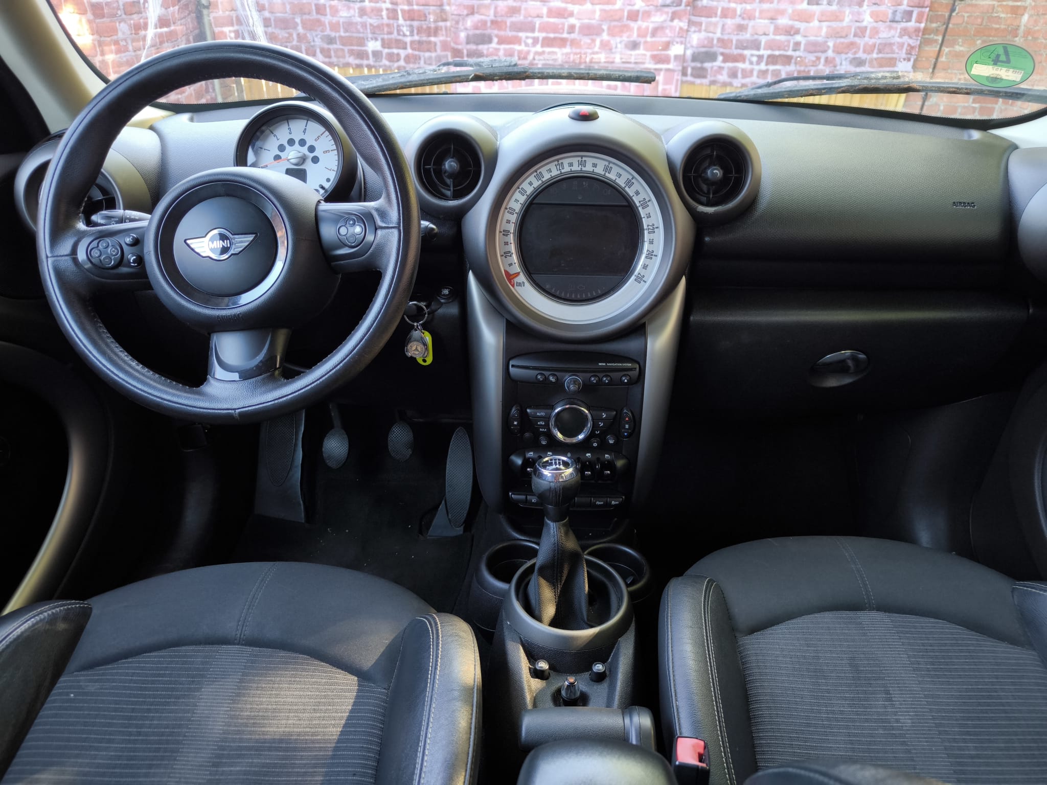 Mini Innenraum mit Lenkrad und Armaturenbrett als Beispiel zum Auto verkaufen in Pirmasens