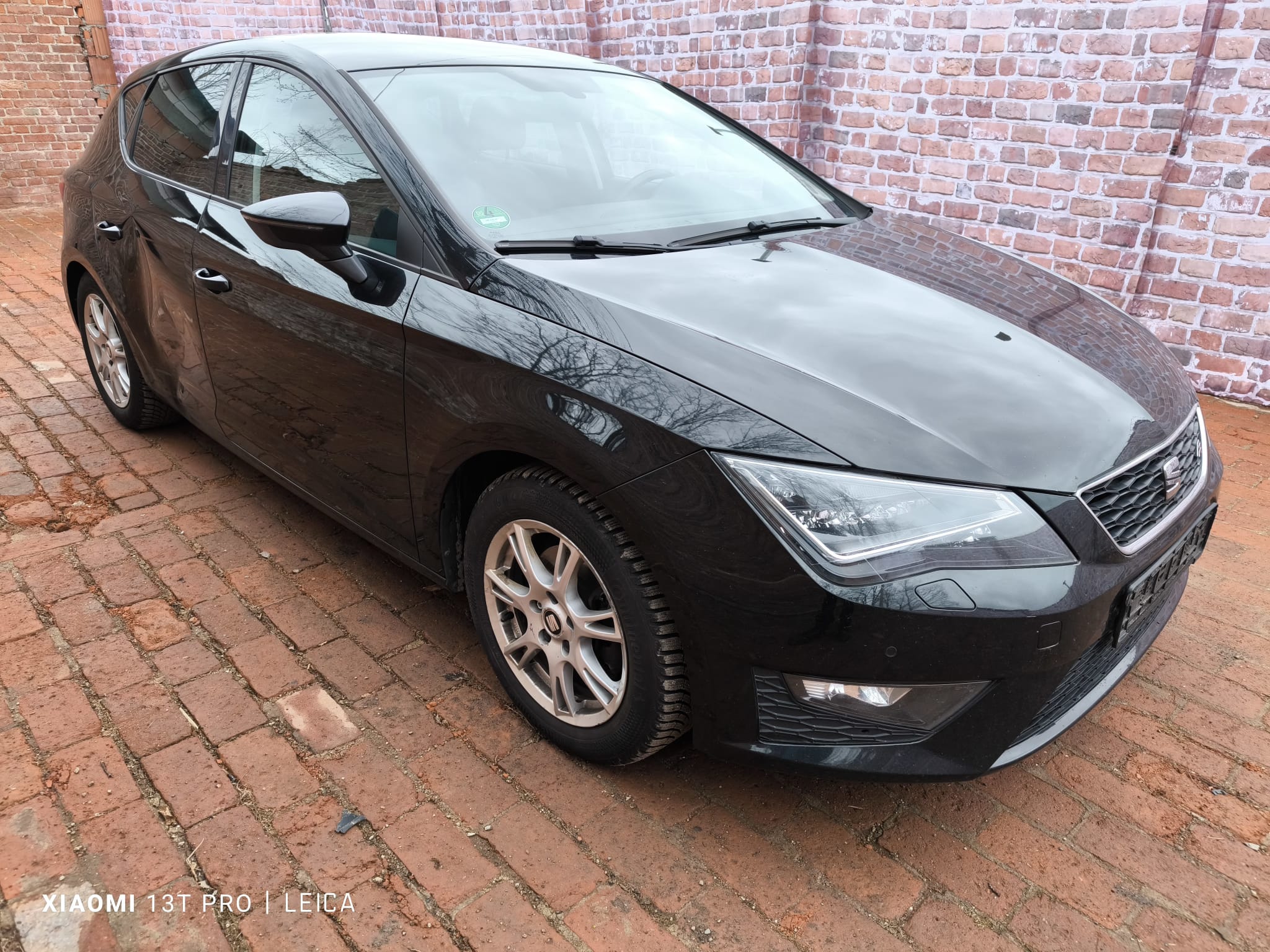 Seat Leon mit Seitenschaden auf Hof nach Verkauf in Pirna bei Motorschaden und Getriebeschaden