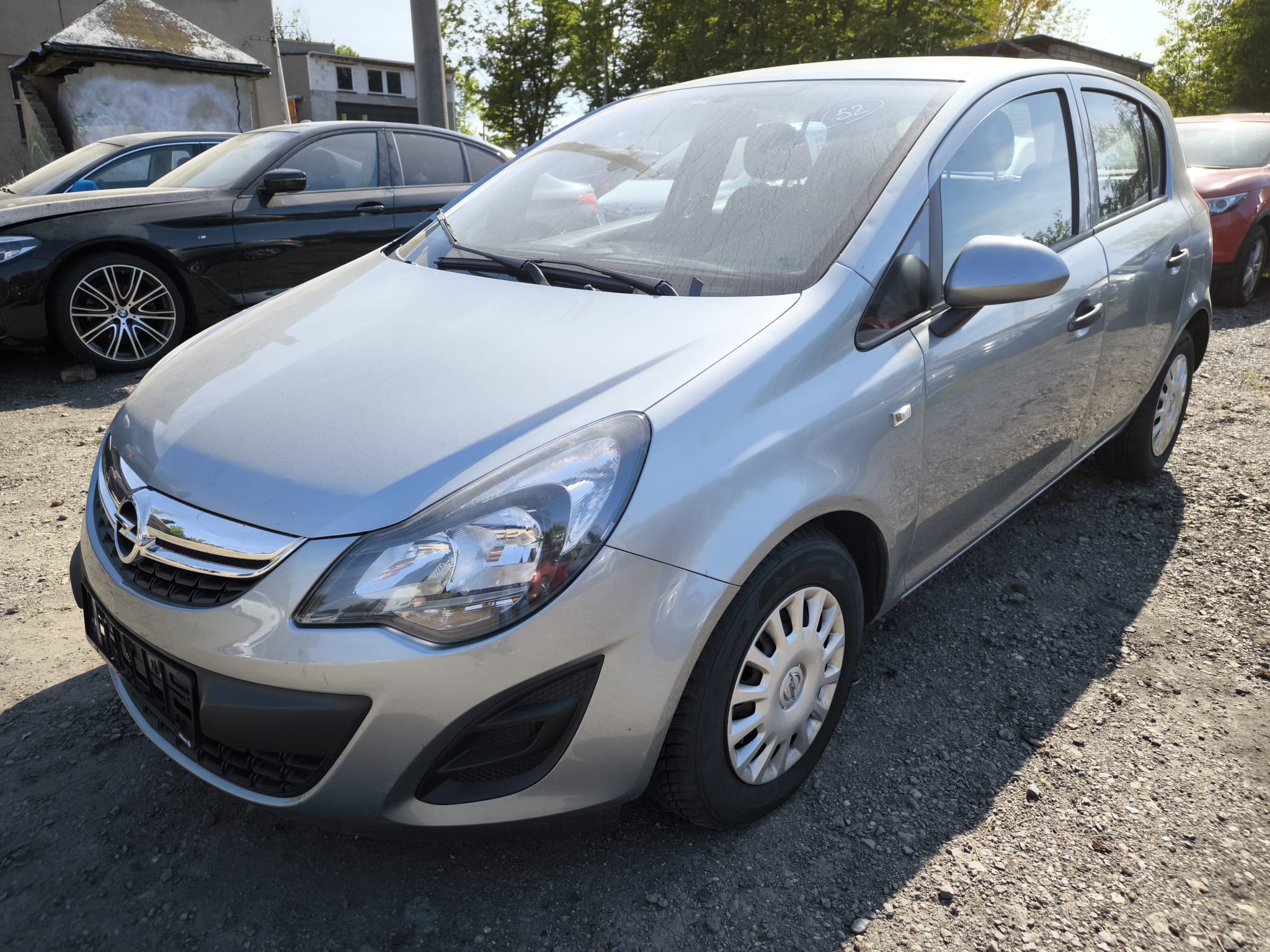 Silberner Opel Corsa als bereits verkauftes Auto auf Schotterplatz für Auto verkaufen in Plauen