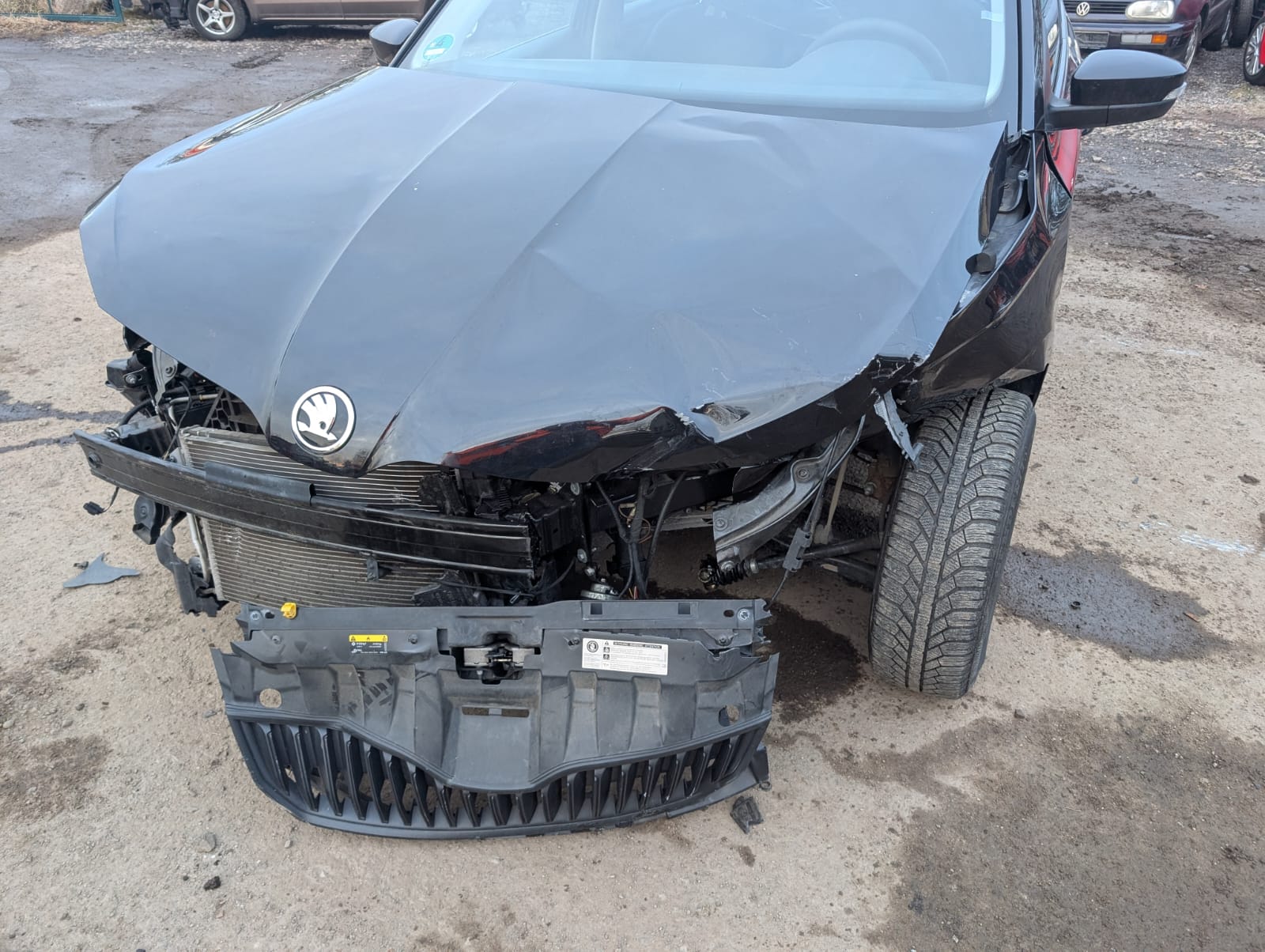 Stark beschädigter Skoda mit Frontschaden als Beispiel zum Unfallwagen verkaufen in Plauen