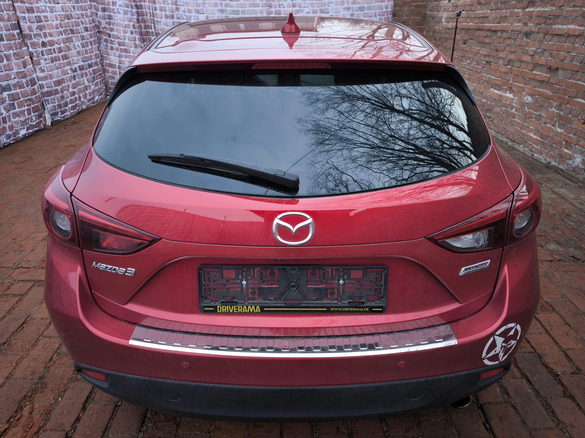 Roter Mazda 3 Kombi von hinten in Hofeinfahrt bereits verkauft an Autoankäufer in Potsdam