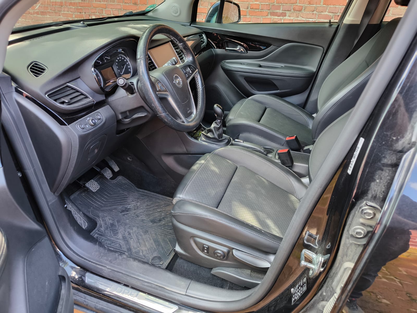 Gebrauchten Opel mit gepflegtem Innenraum in Puchheim für eine professionelle Fahrzeugbewertung und zum Auto verkaufen fotografiert