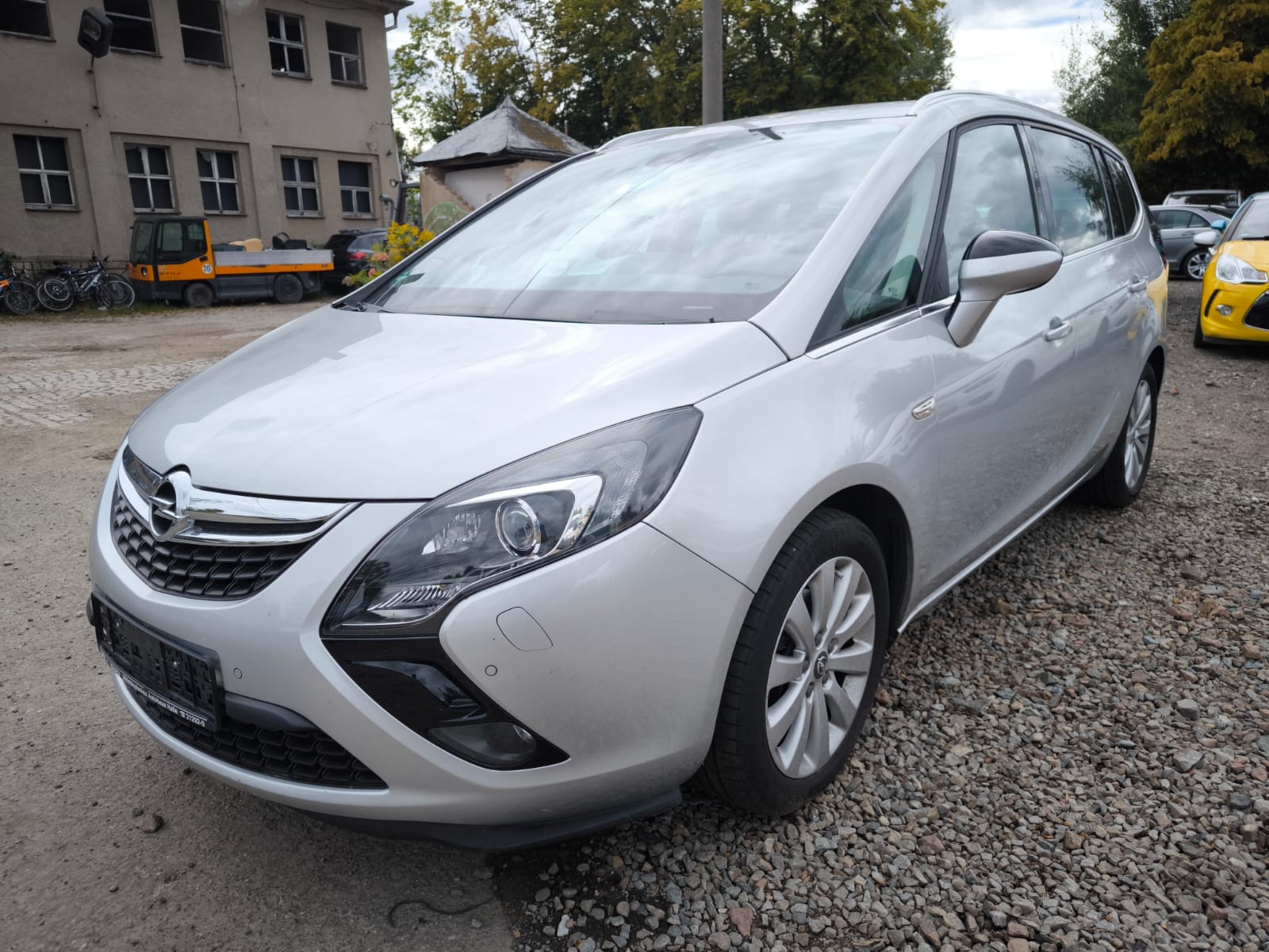 Silberner Opel Zafira Familienvan auf Schotterplatz verkauft in Puchheim für Auto schnell online verkaufen