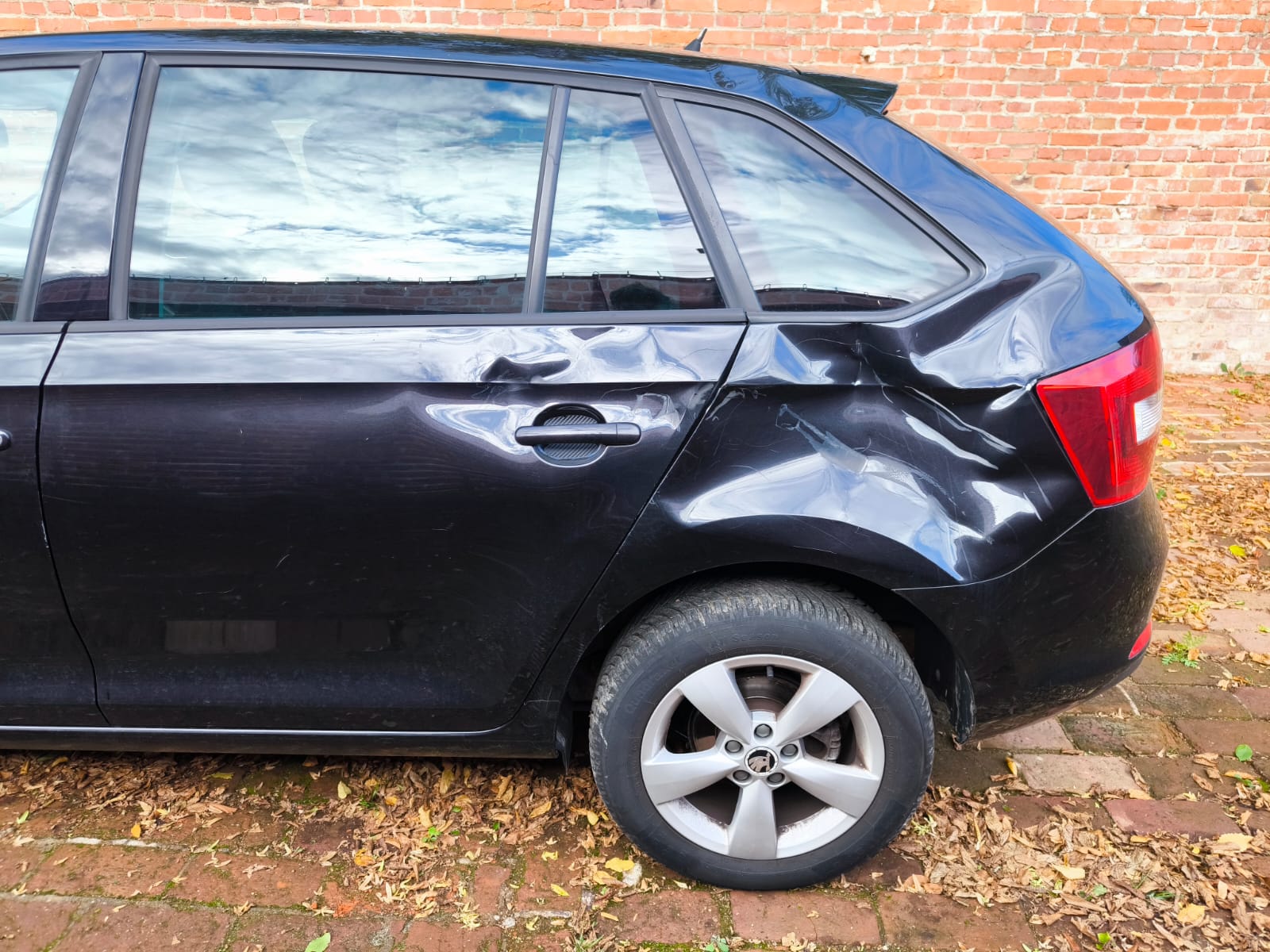 Seitlich stark beschädigter Skoda Fabia nach Unfall für Verkauf in Puchheim