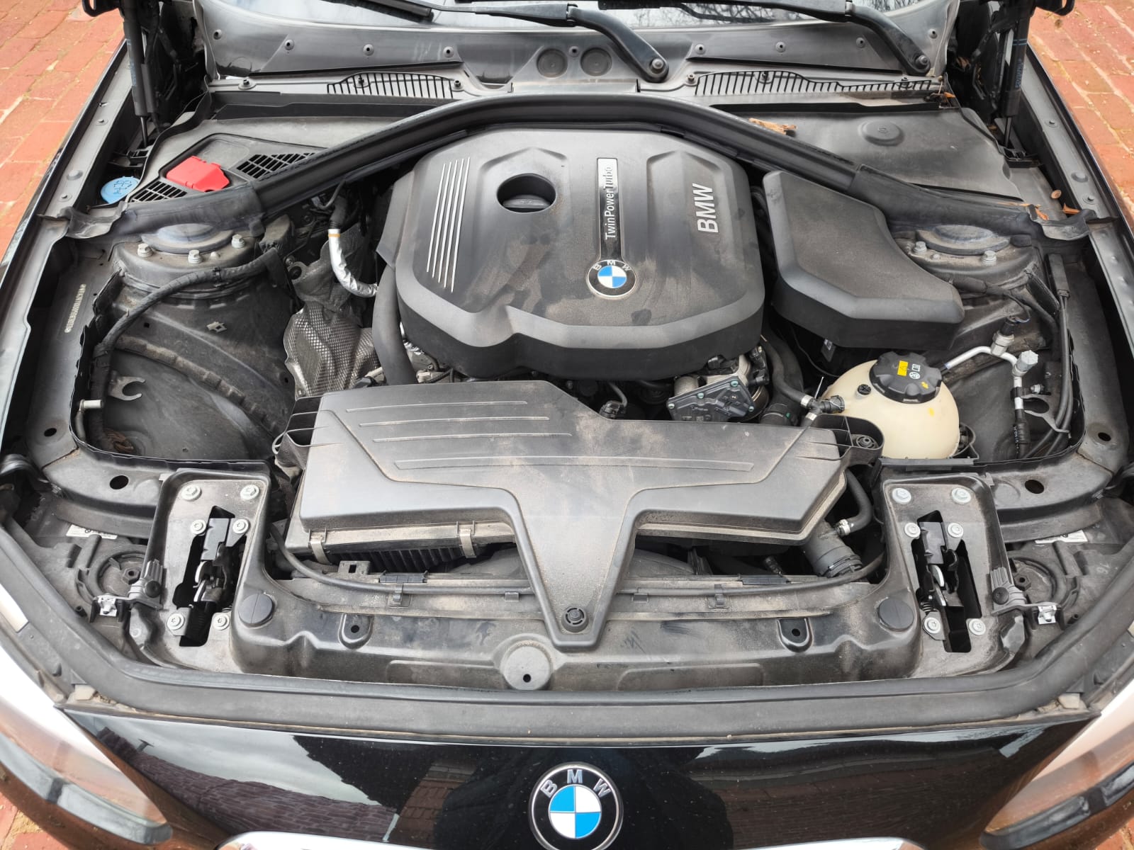 BMW Motorraum mit sichtbarem Getriebeproblem für Auto mit Getriebeschaden in Pulheim verkaufen