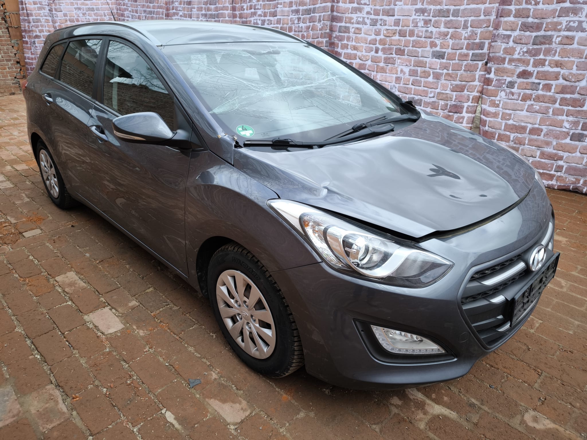 Gebrauchten Hyundai Kombi mit Frontschaden in Radebeul verkaufen