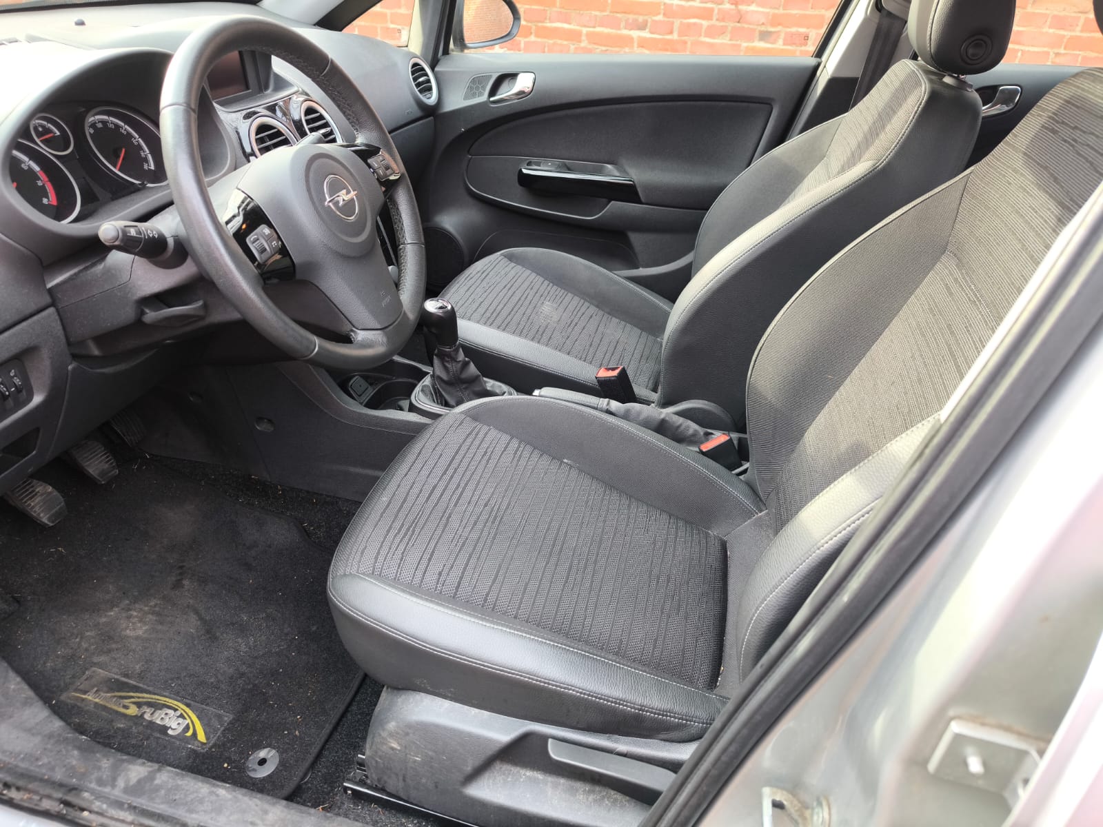 Innenraum eines Opel Corsa, bereits verkaufter Unfallwagen aus Radebeul den Halter online verkaufen konnten