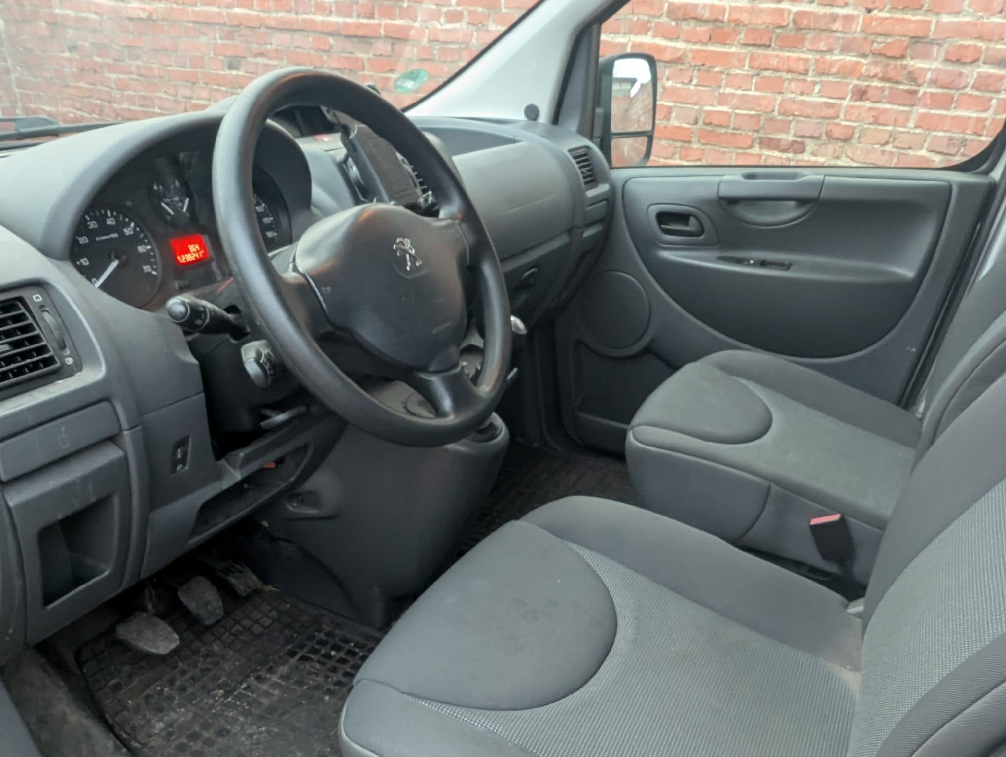 Peugeot Transporter Innenraum in Rastatt für schnellen und sicheren Auto Verkauf