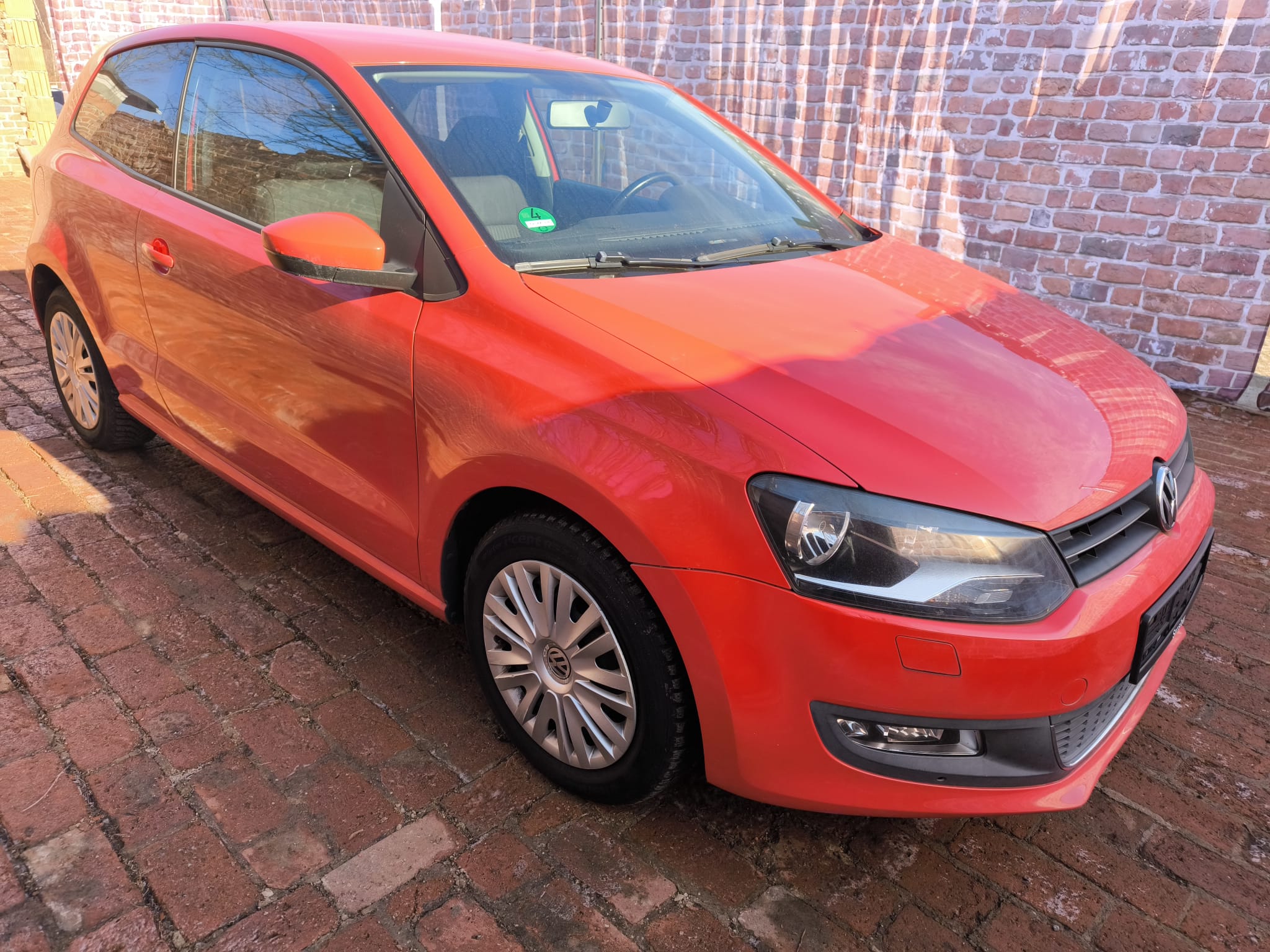 Roter VW Polo bereits verkauft in Rastatt als Beispiel wie Sie Ihr Auto mit Unfall oder Motorschaden online verkaufen können