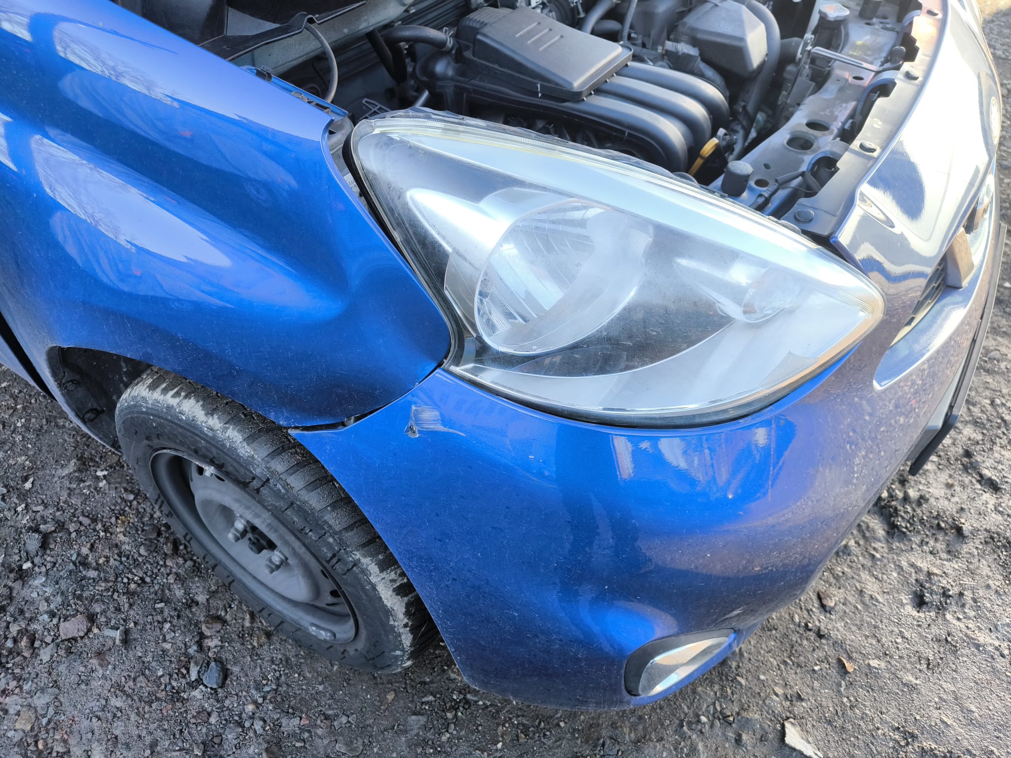 Beschädigter blauer Kleinwagen vorne links mit Unfallschaden am Kotflügel in Rastatt verkaufen