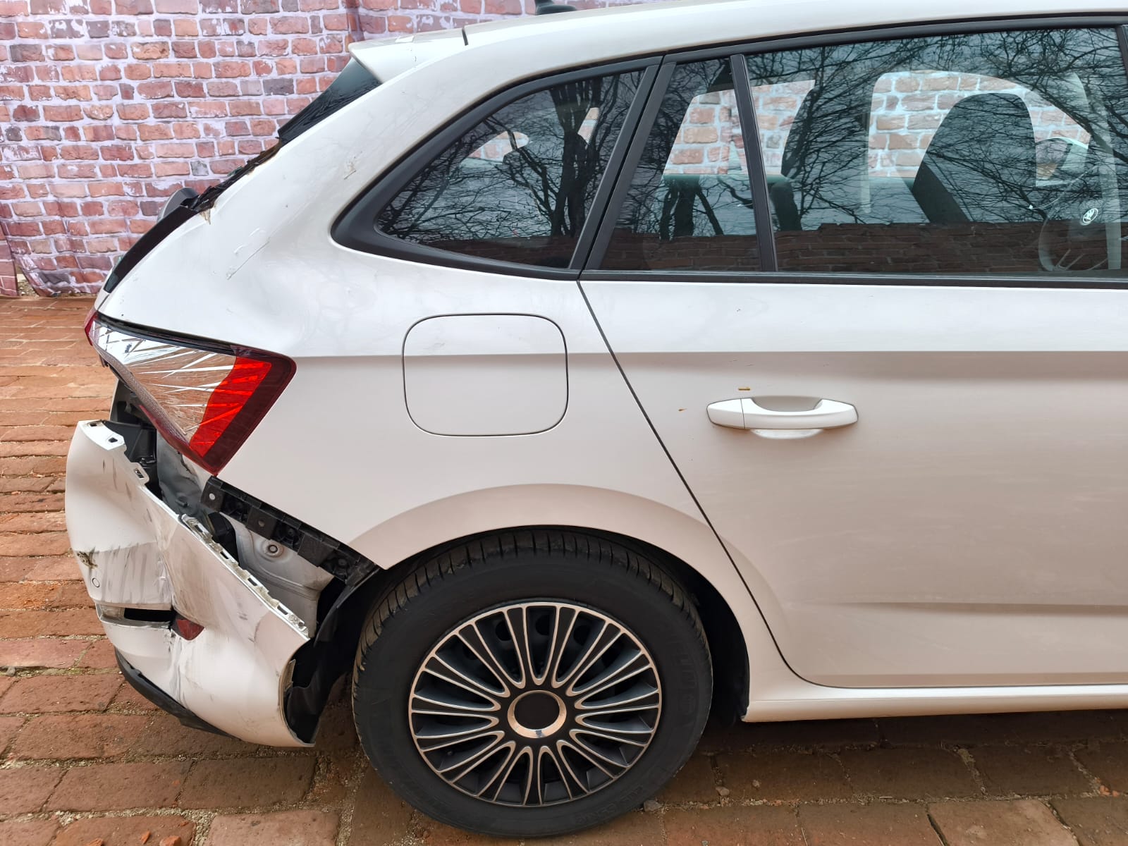 Beschädigter Kleinwagen mit starkem Heckschaden nach Unfall in Ratingen für unkomplizierten Autoverkauf an Unfallwagenhändler