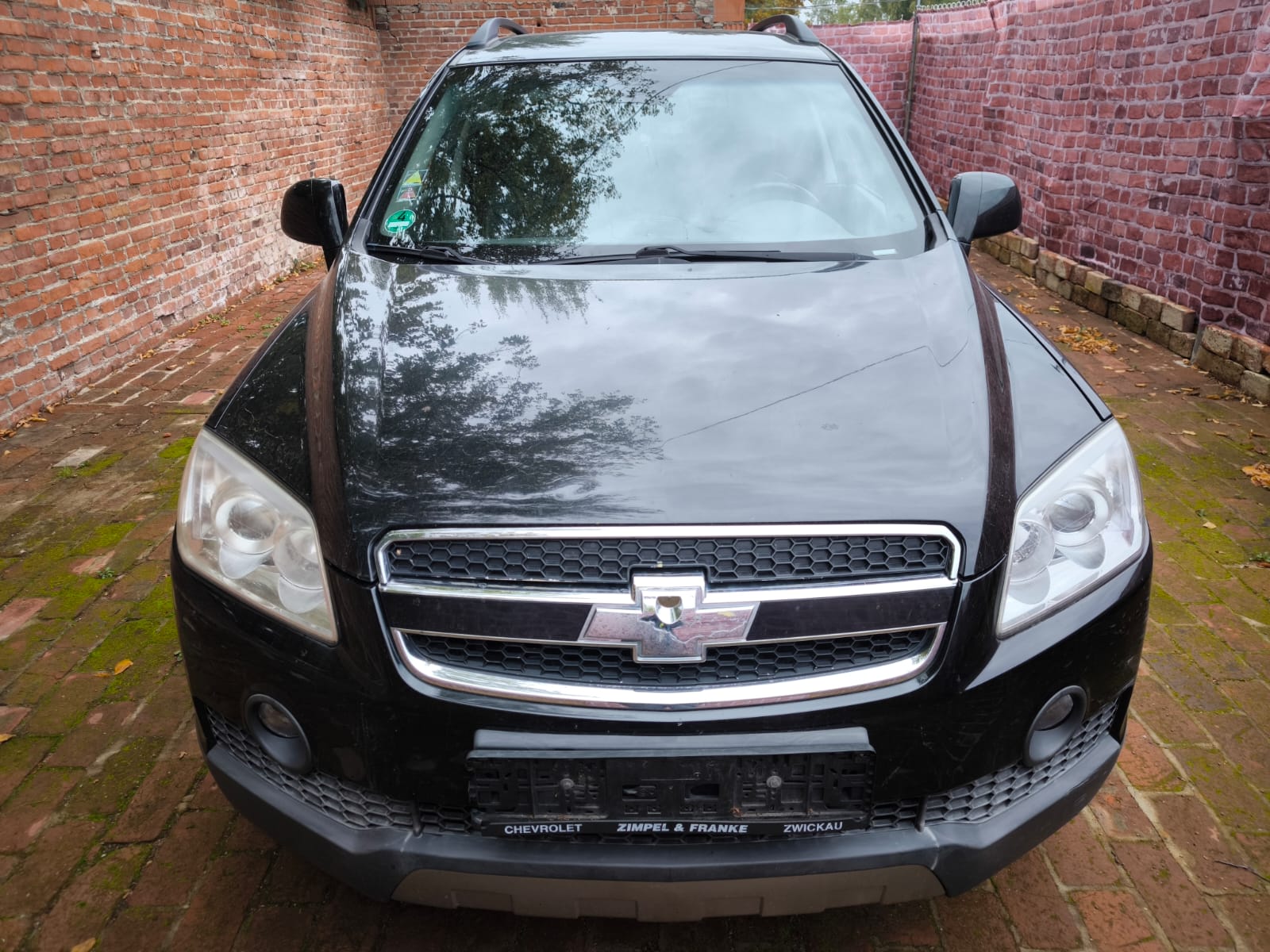 Schwarzer Chevrolet SUV mit Getriebeschaden bereits verkauft in schmaler Hofeinfahrt in Ravensburg