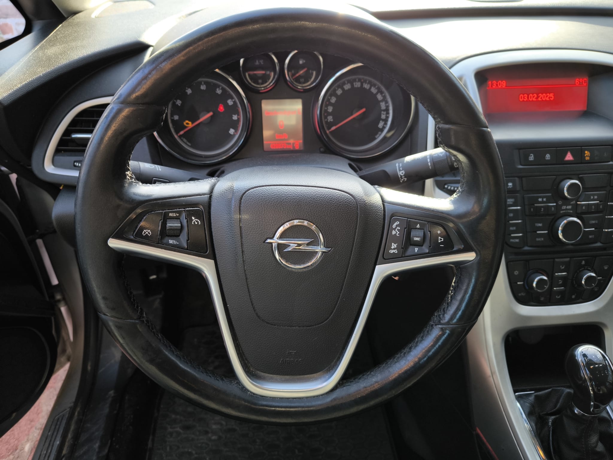 Opel Innenraum mit Lenkrad und Armaturenbrett eines bereits verkauften Gebrauchtwagens in Ravensburg verkaufen