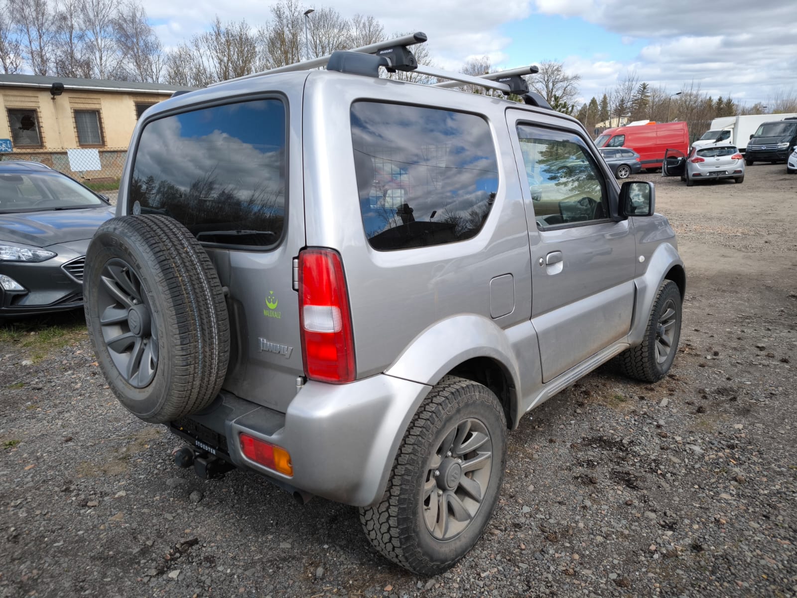 Silbernen Suzuki Jimny mit wirtschaftlichem Totalschaden in Ravensburg erfolgreich verkauft