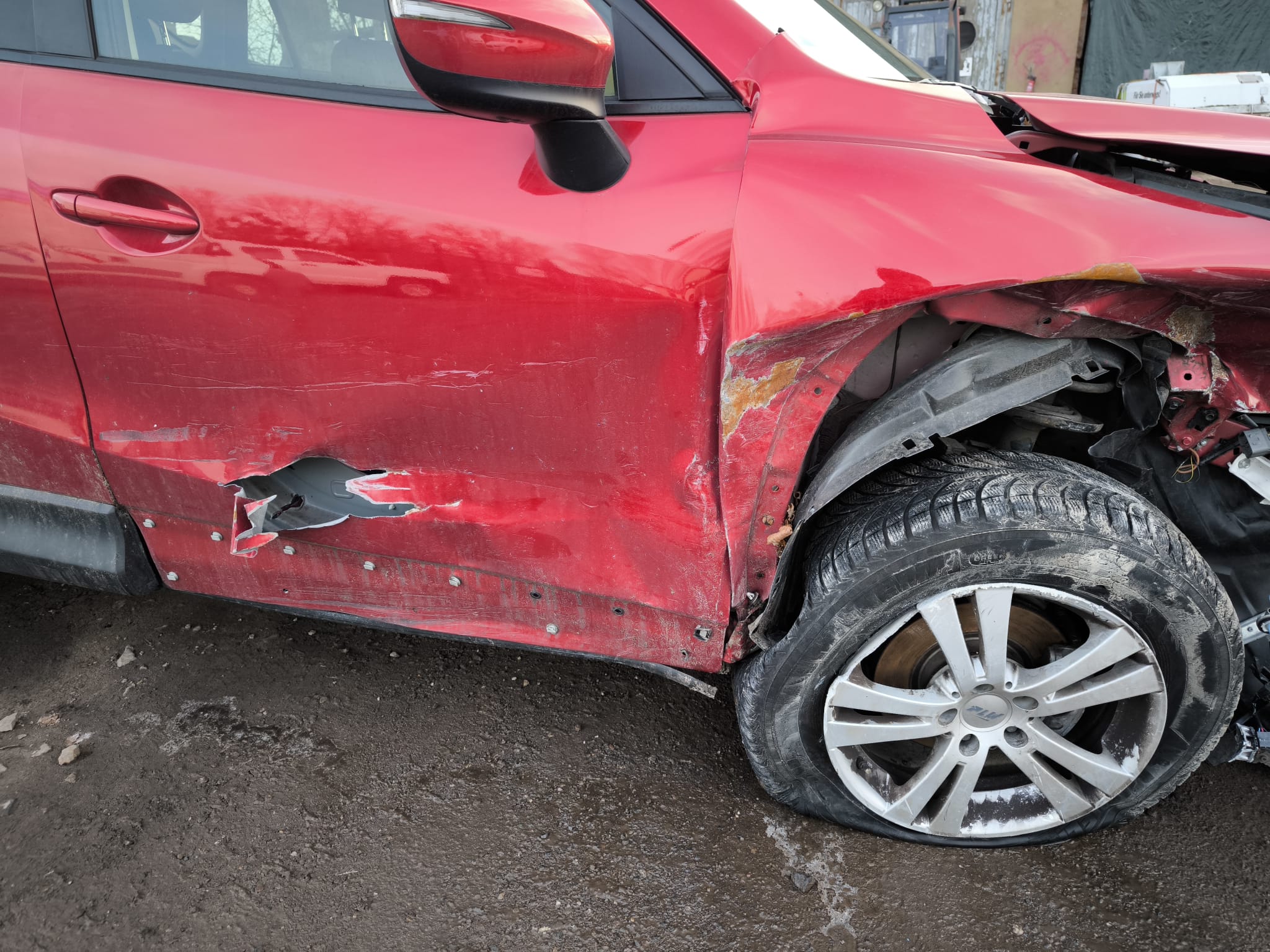 Stark beschädigten SUV nach Unfall in Ravensburg verkaufen mit plattem Vorderreifen und eingedrückter Seite