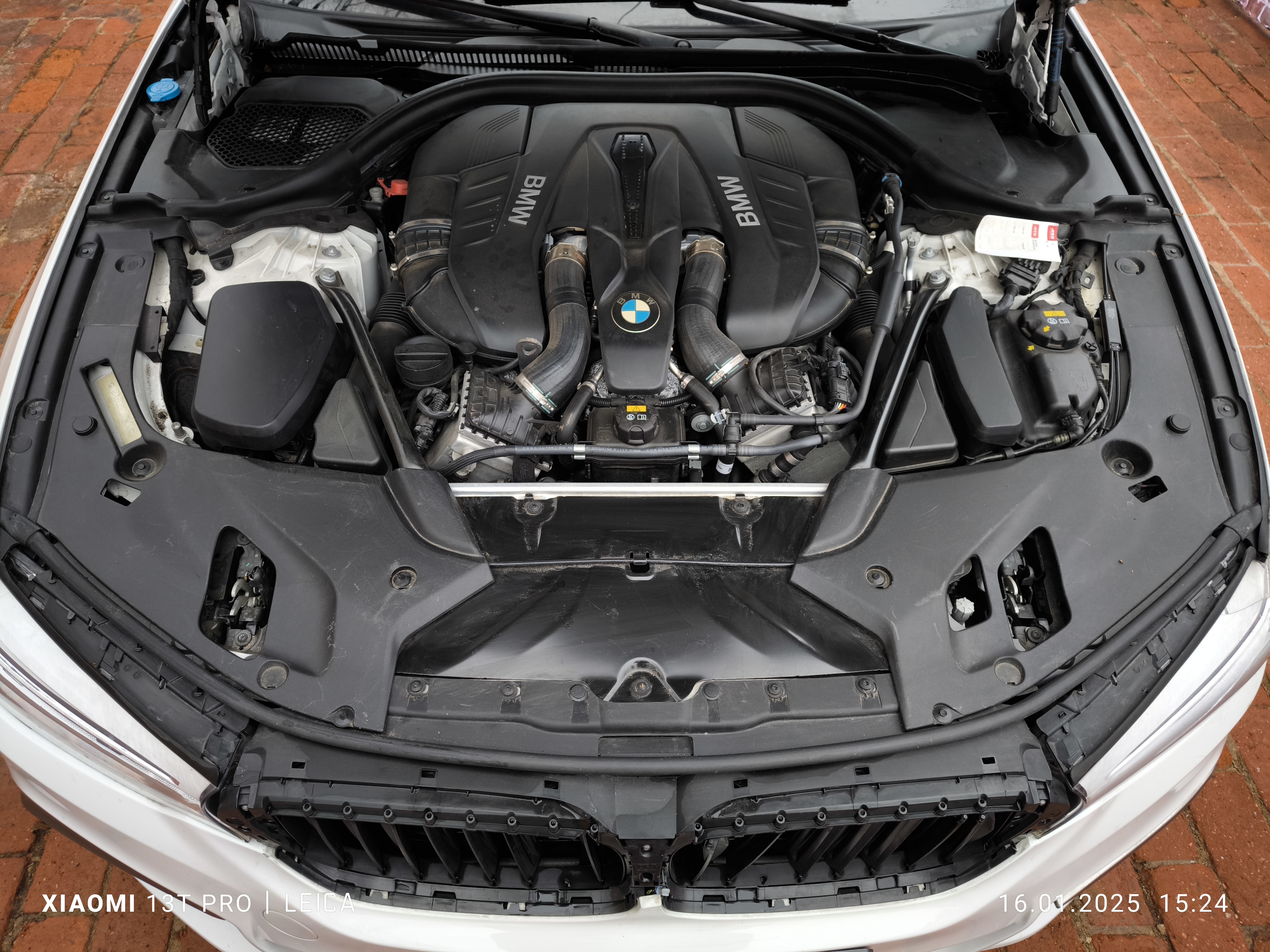 BMW mit Getriebeschaden im Motorraum von oben aufgenommen in Regensburg verkaufen