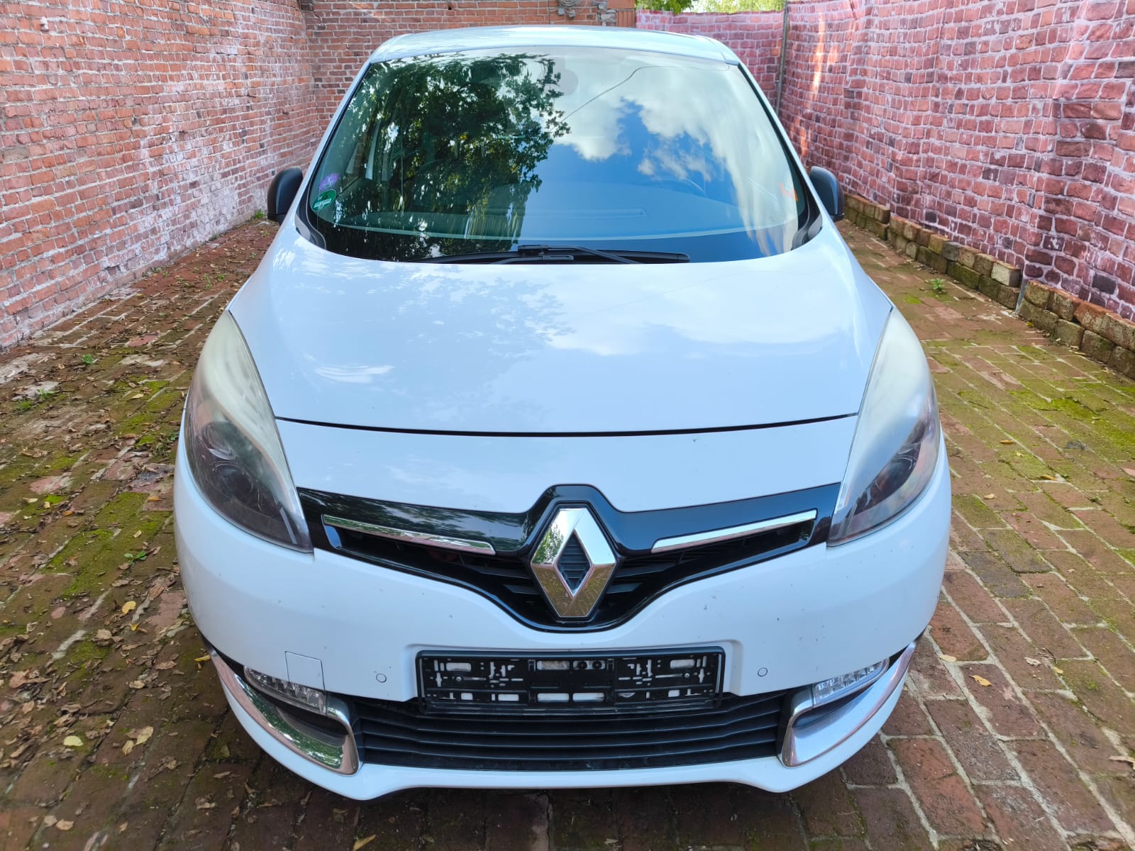 Weißer Renault Kombi mit Motorschaden in Rheda-Wiedenbrück verkaufen