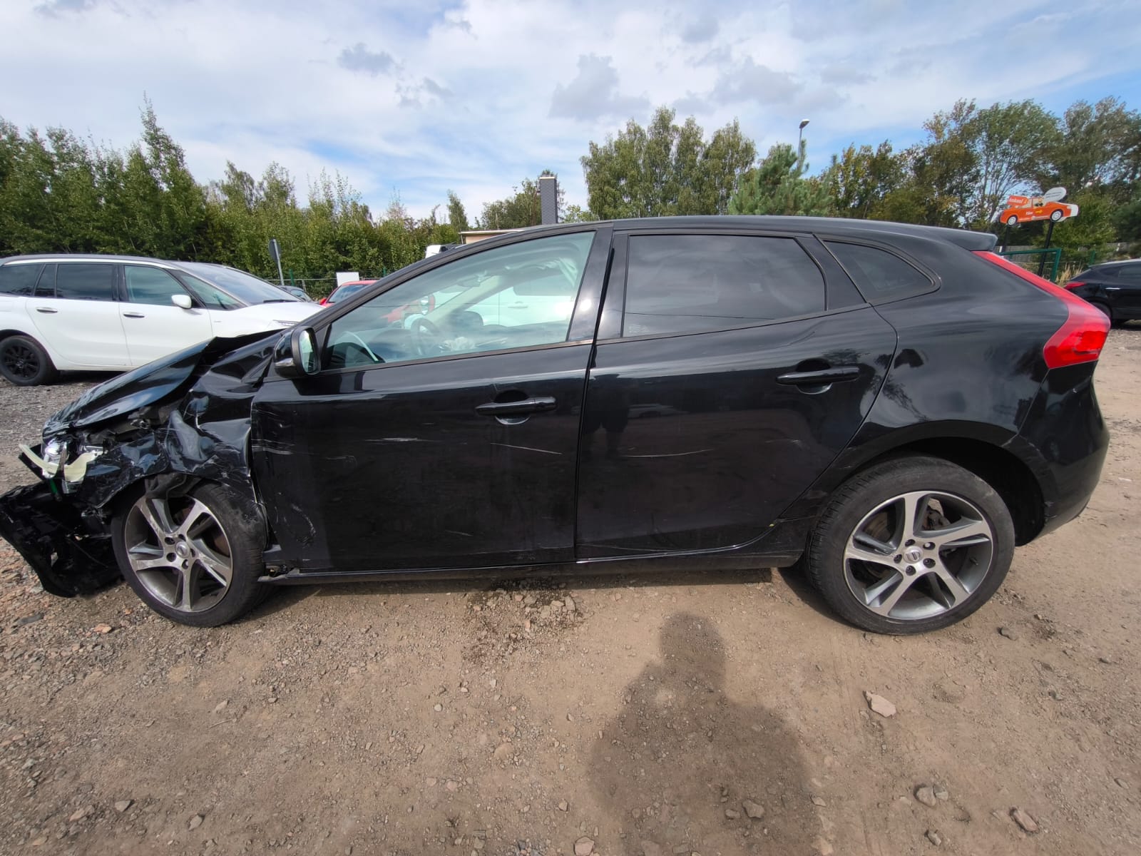 Schwarzen Volvo V40 mit starkem Frontschaden in Rheda-Wiedenbrück als Unfallwagen verkaufen