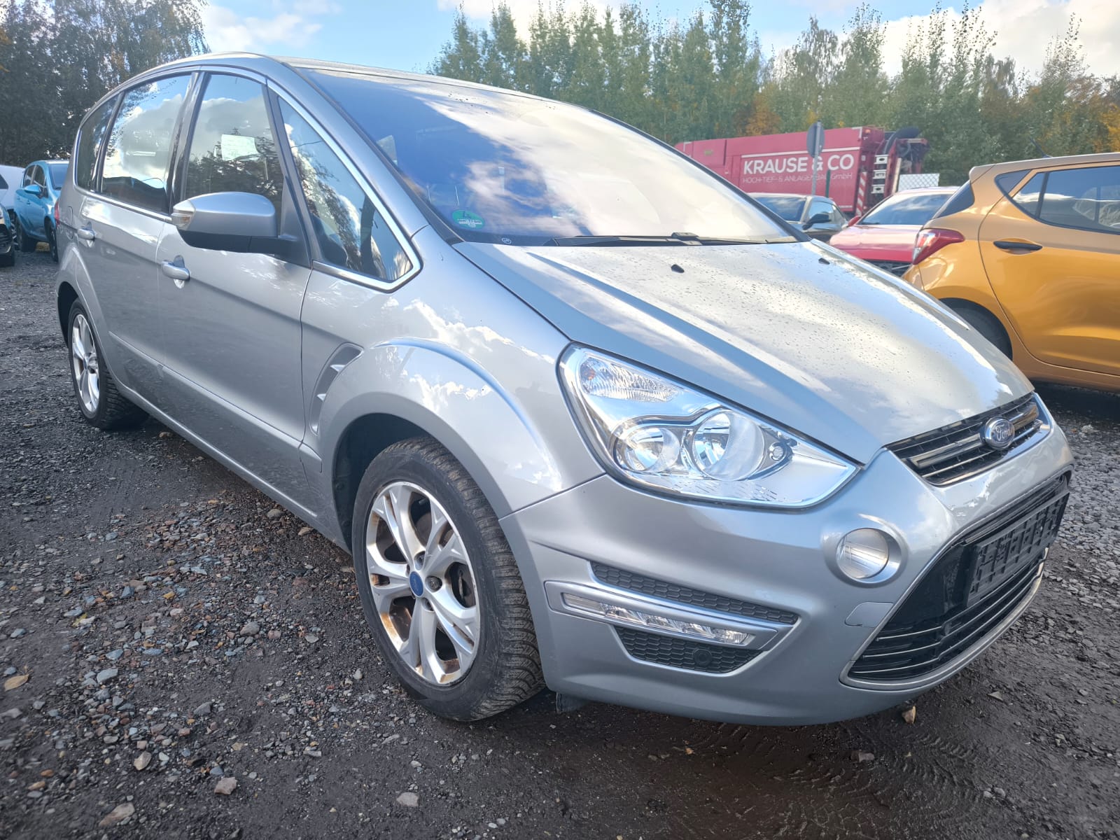 Silberner Ford S-Max ohne TÜV auf Schotterplatz nach erfolgreichem Auto verkaufen in Riesa