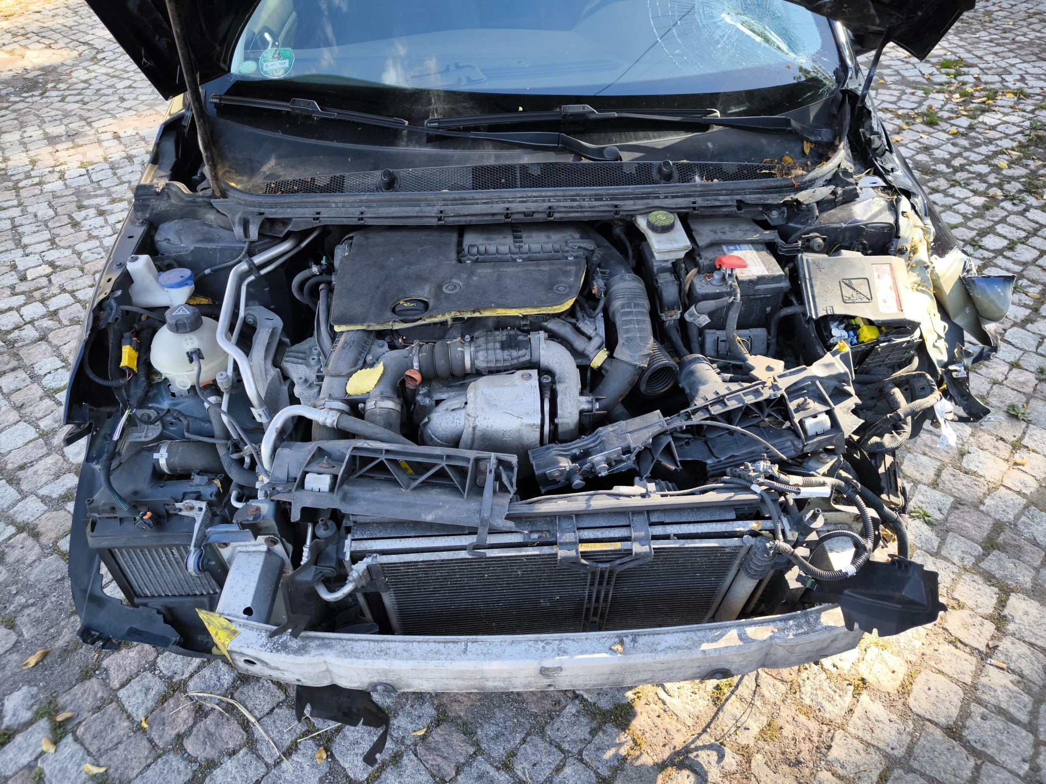 Schwer beschädigten Unfallwagen mit geöffnetem Motorraum in Rodgau verkaufen