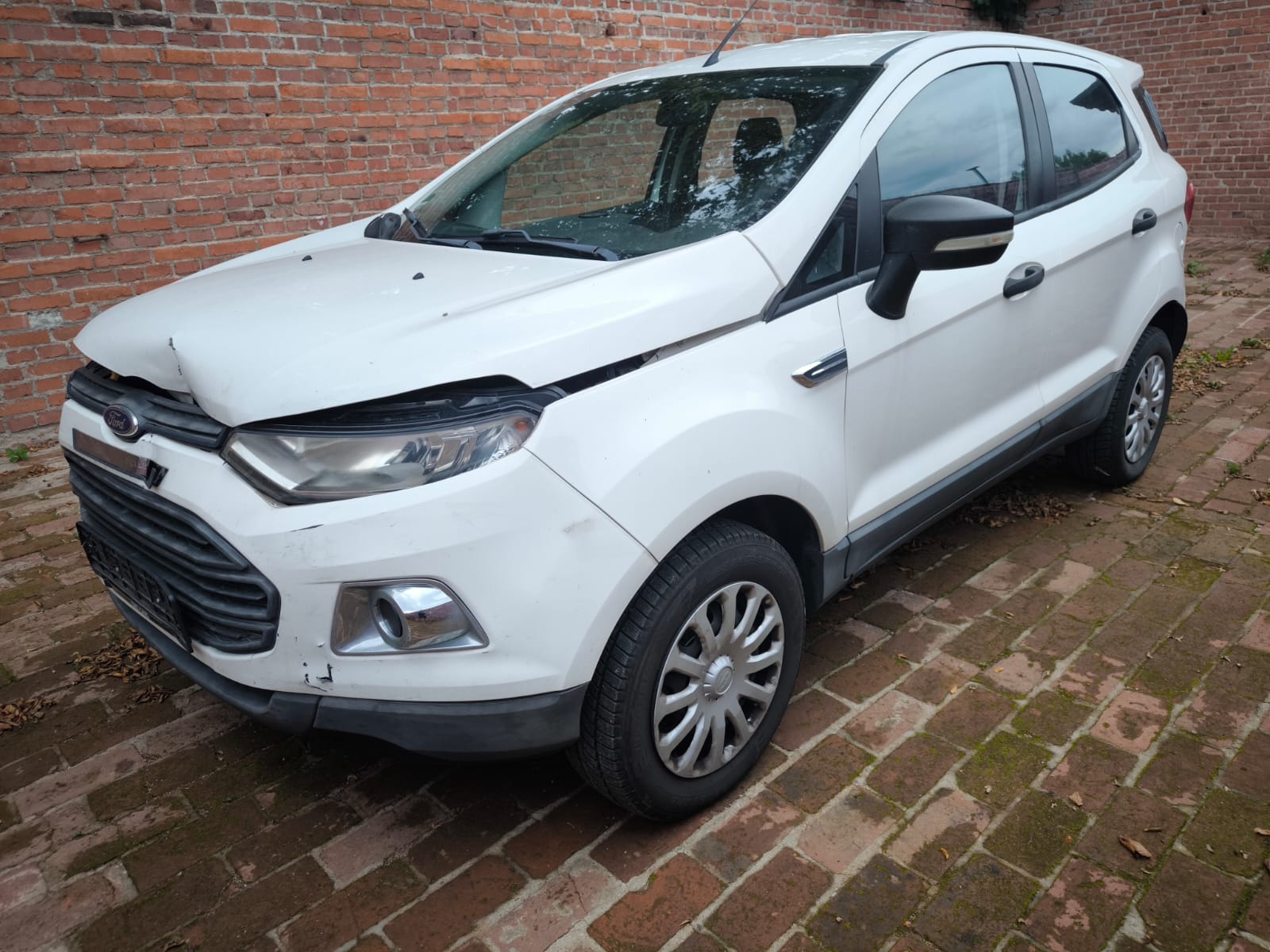 Beschädigter Ford EcoSport als verkaufter Unfallwagen auf Hof eines Autoankäufers in Rosenheim, ideal für alle die ihr Auto online verkaufen möchten