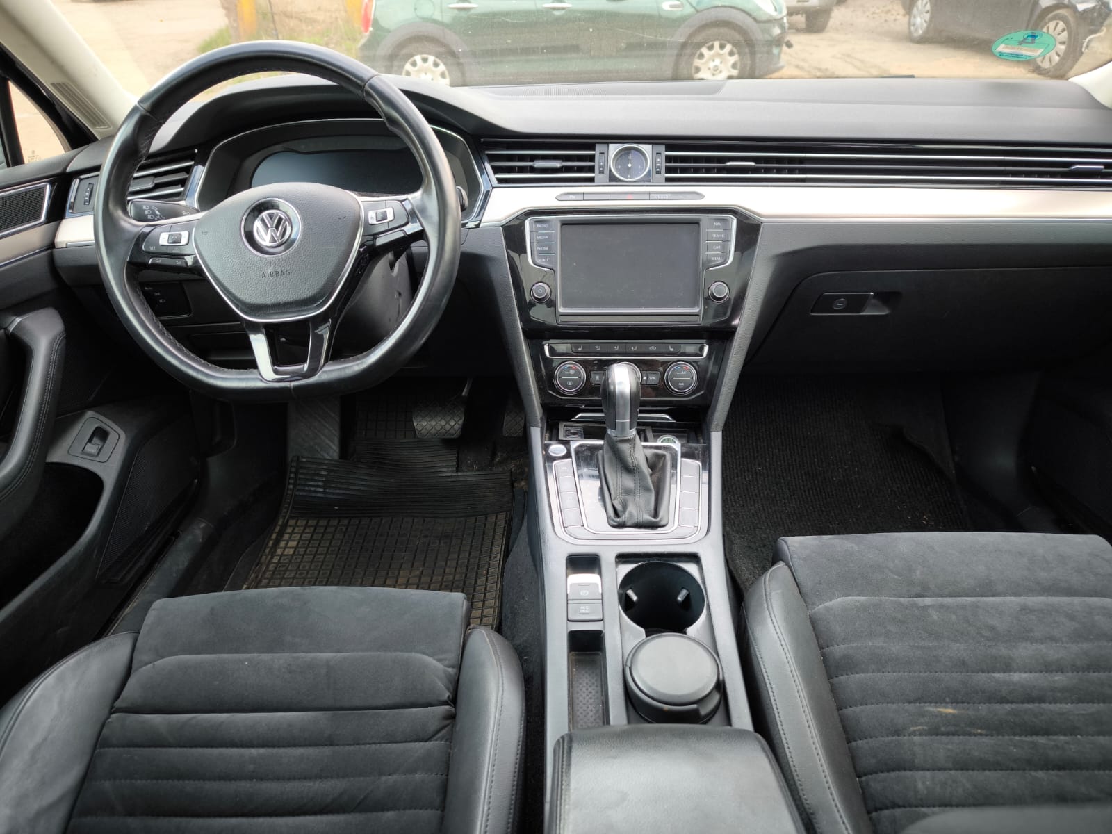 Innenraum eines VW Passat mit Automatik, bereits verkaufter Gebrauchtwagen in Rosenheim für transparenten Auto Verkauf