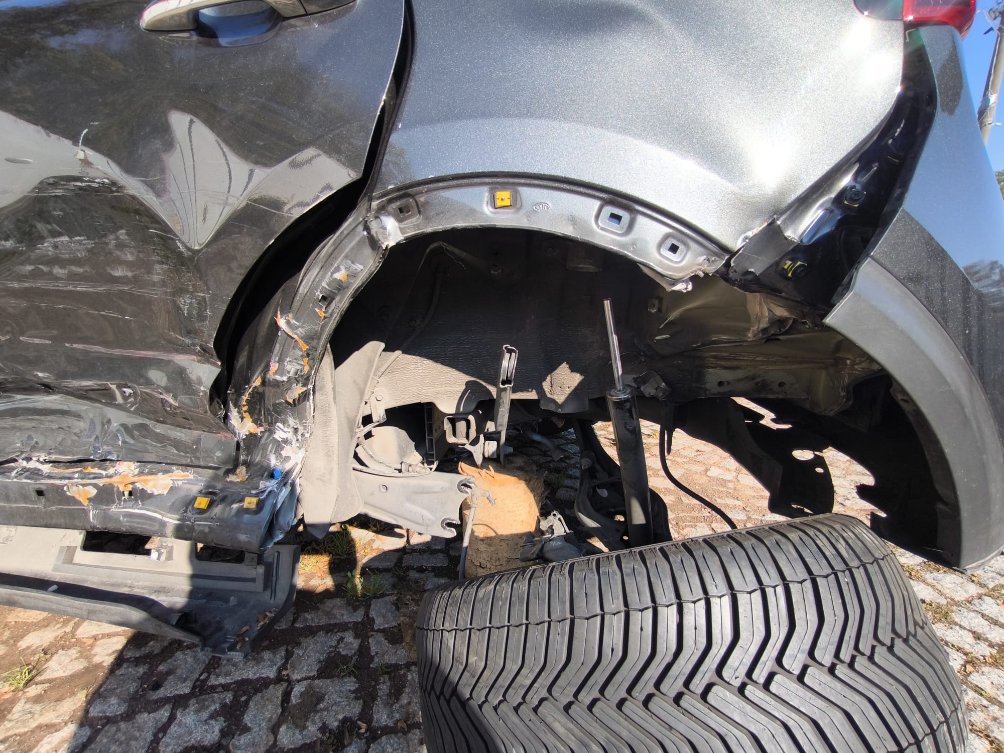 Schwer beschädigtes Auto ohne Hinterrad nach Unfall in Roth verkaufen