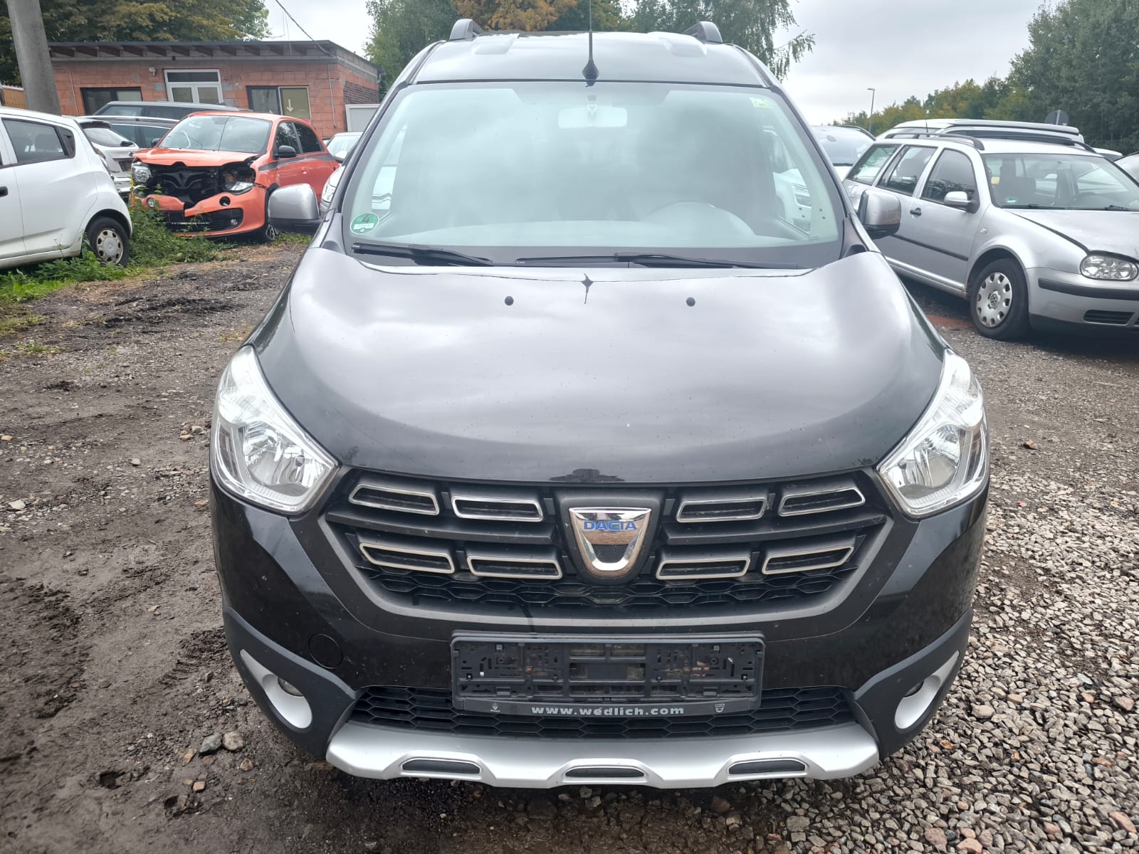 Dacia mit Motorschaden auf Schotterplatz in Saarbrücken verkaufen