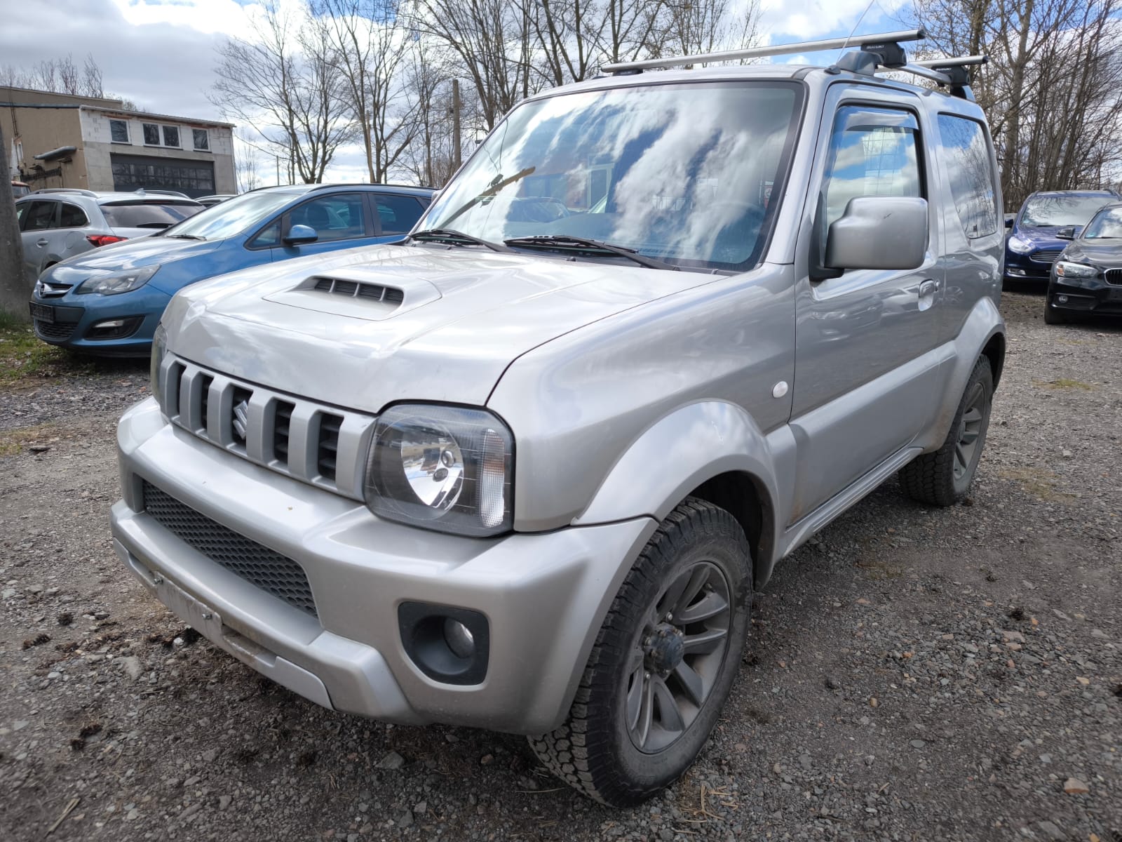 Silberner Suzuki Jimny als bereits verkaufter Geländewagen auf Parkplatz in Saarbrücken für Auto online verkaufen ohne Aufwand