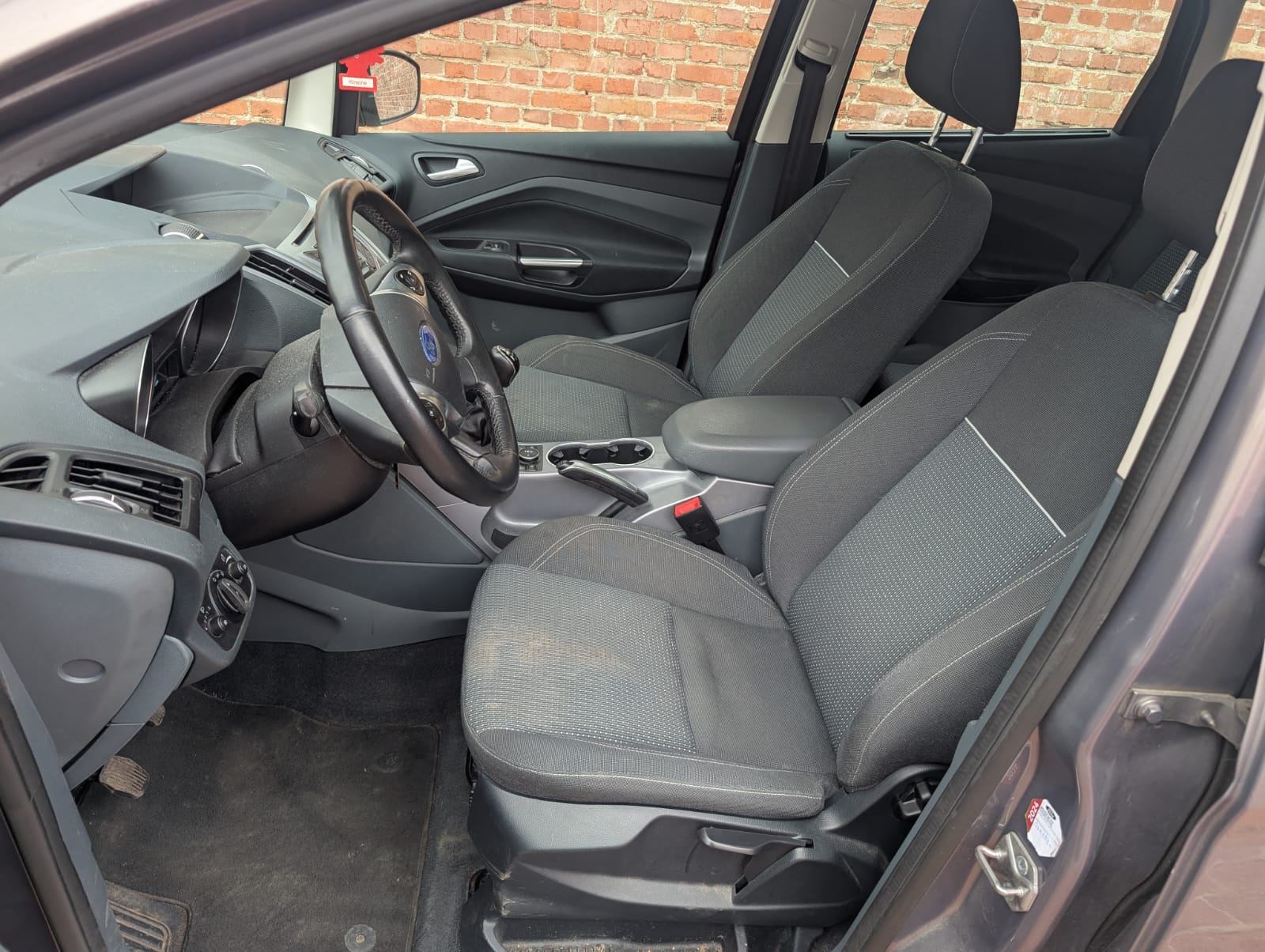 Ford Innenraum nach Autoverkauf in Saarbrücken mit Blick auf gepflegte Vordersitze und Armaturenbrett