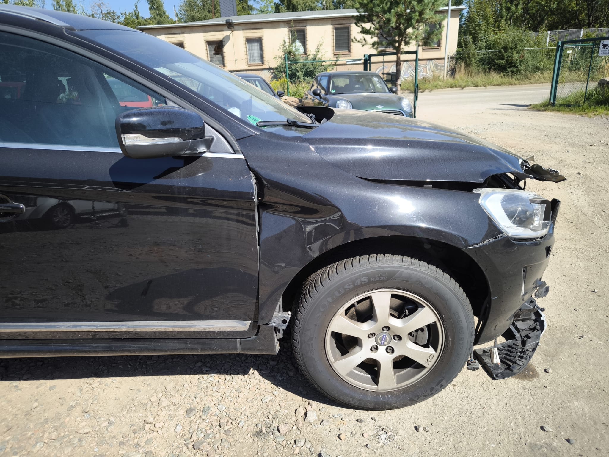 Beschädigter Volvo XC60 mit starkem Frontschaden nach Unfall in Saarbrücken für unkompliziertes Auto verkaufen