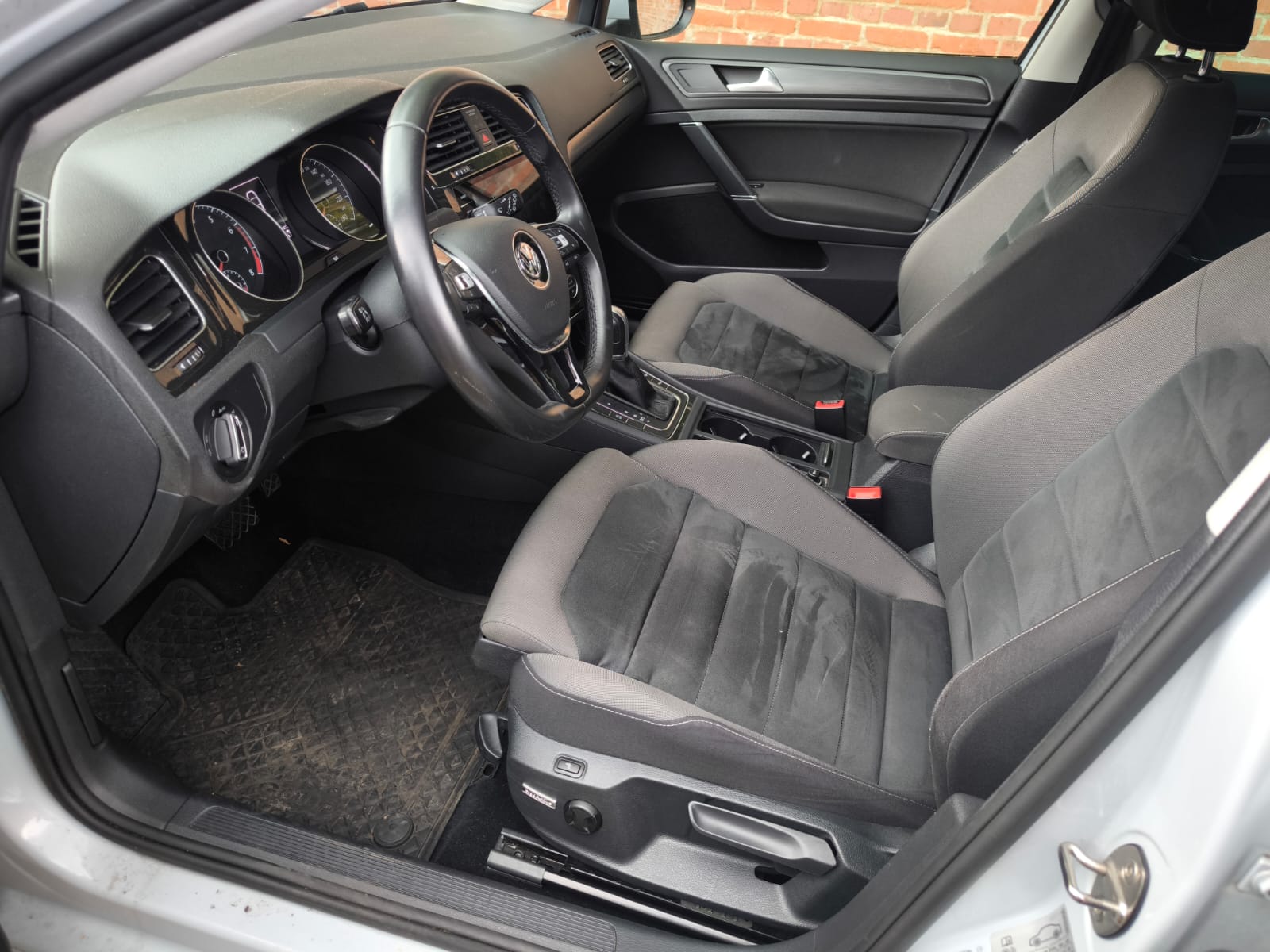 Innenraum eines VW Golf nach erfolgreichem Fahrzeugverkauf in Salzgitter