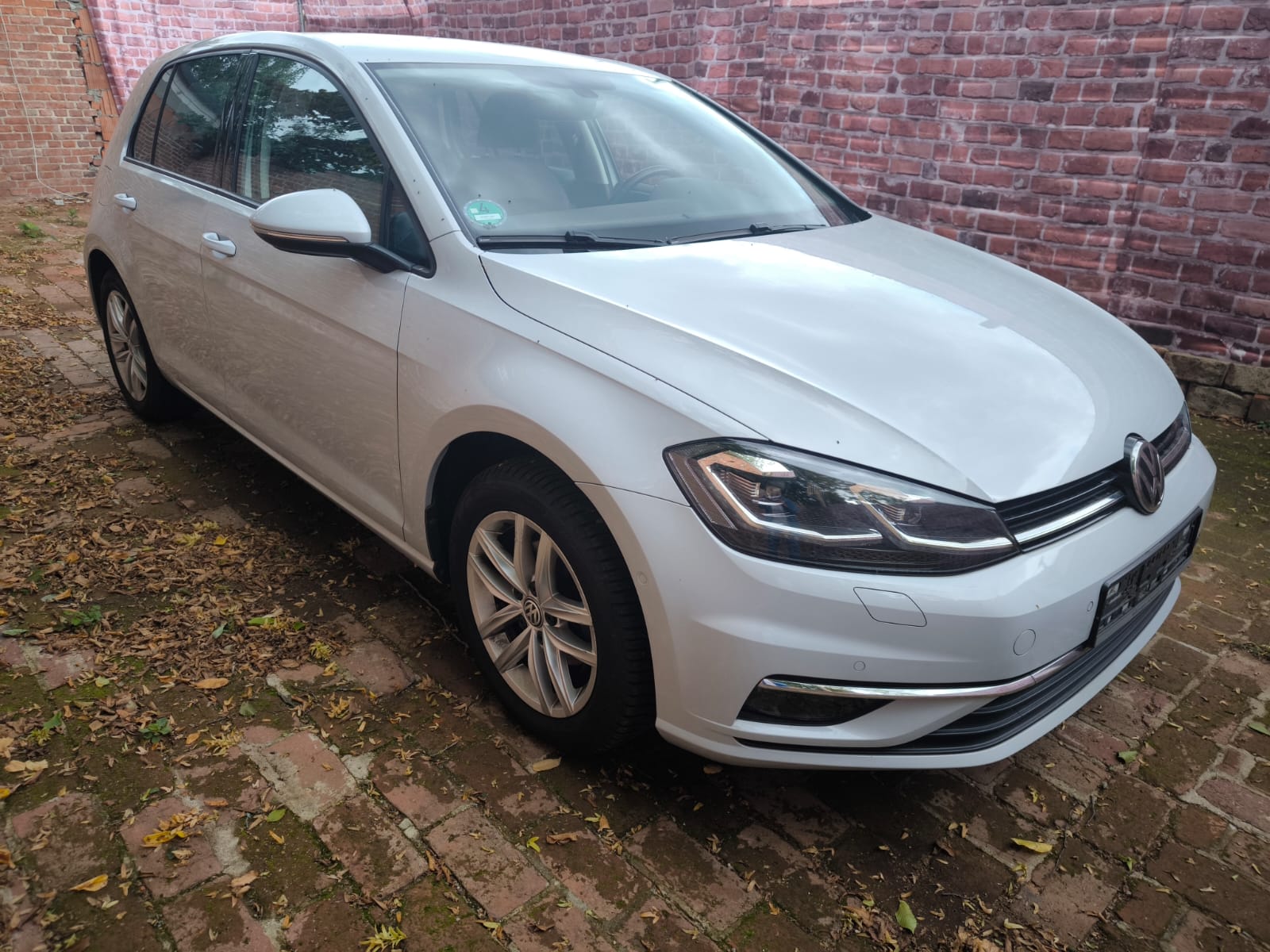 Weißer VW Golf als bereits verkaufter Gebrauchtwagen in Sangerhausen für Auto unkompliziert verkaufen im Raum Mansfeld-Südharz