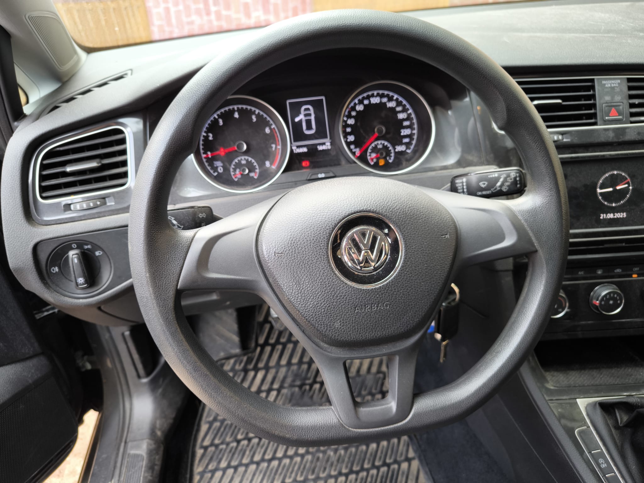 Volkswagen Innenraum mit Lenkrad und Armaturenbrett nach erfolgreichem Auto verkaufen in Sankt Augustin